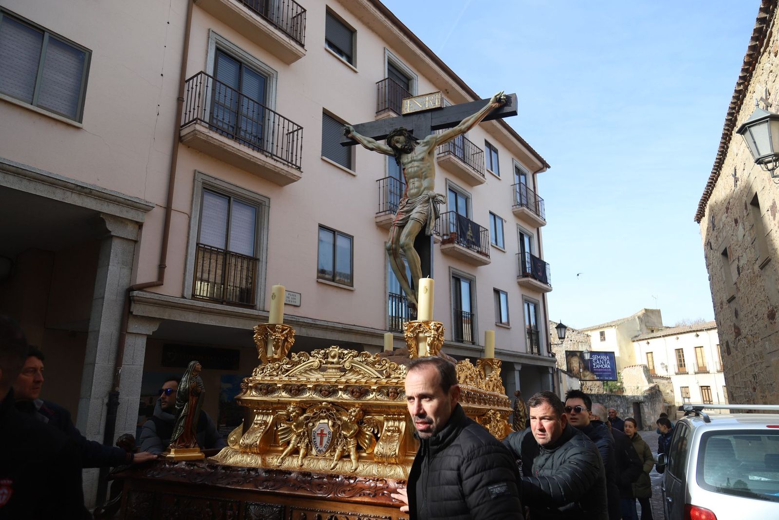 GALERÍA | Colocación del Cristo de las Injurias en su mesa procesional