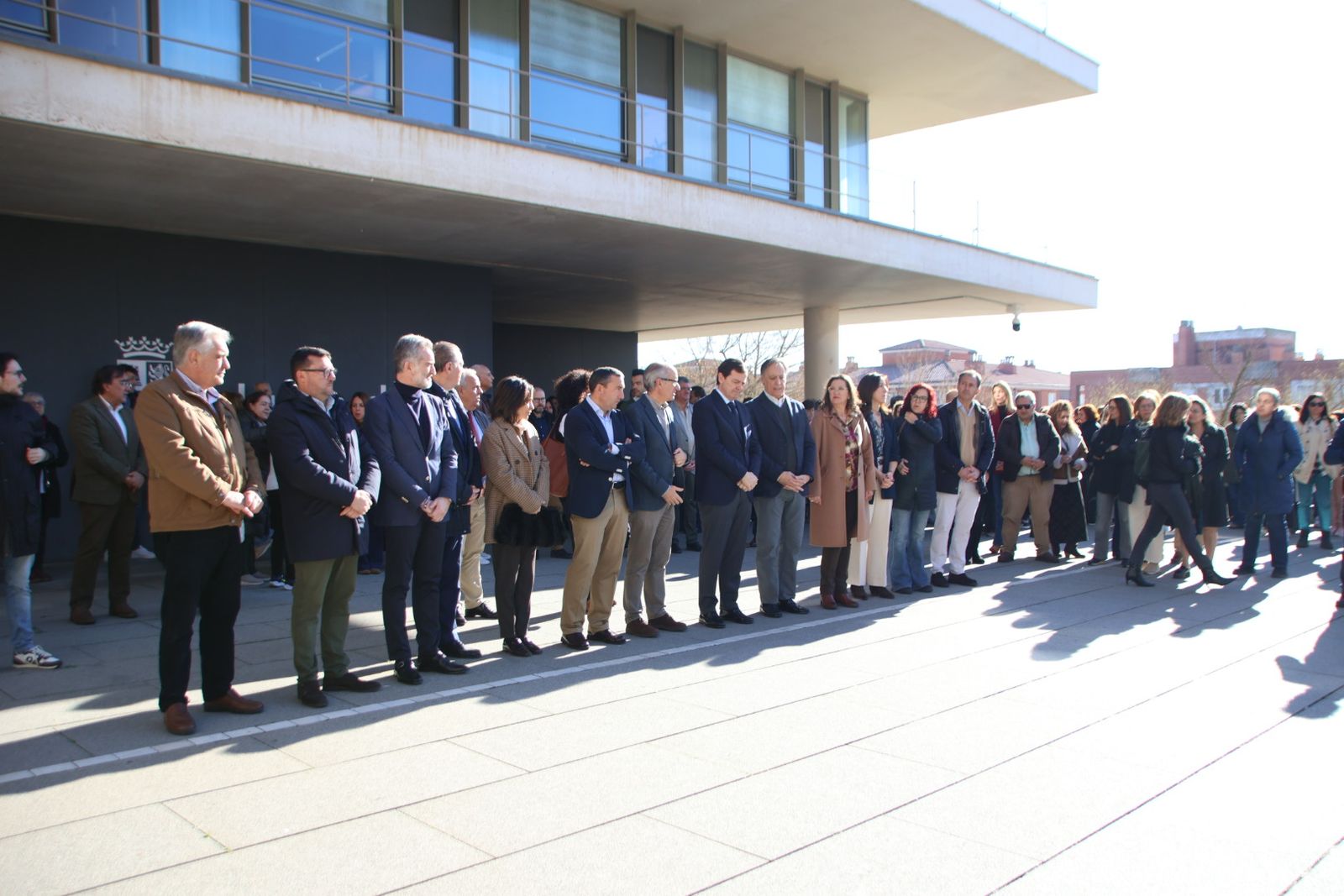 El presidente de la Junta de Castilla y León, Alfonso Fernández Mañueco, participa en el minuto de silencio por el caso de violencia machista en Miranda de Ebro