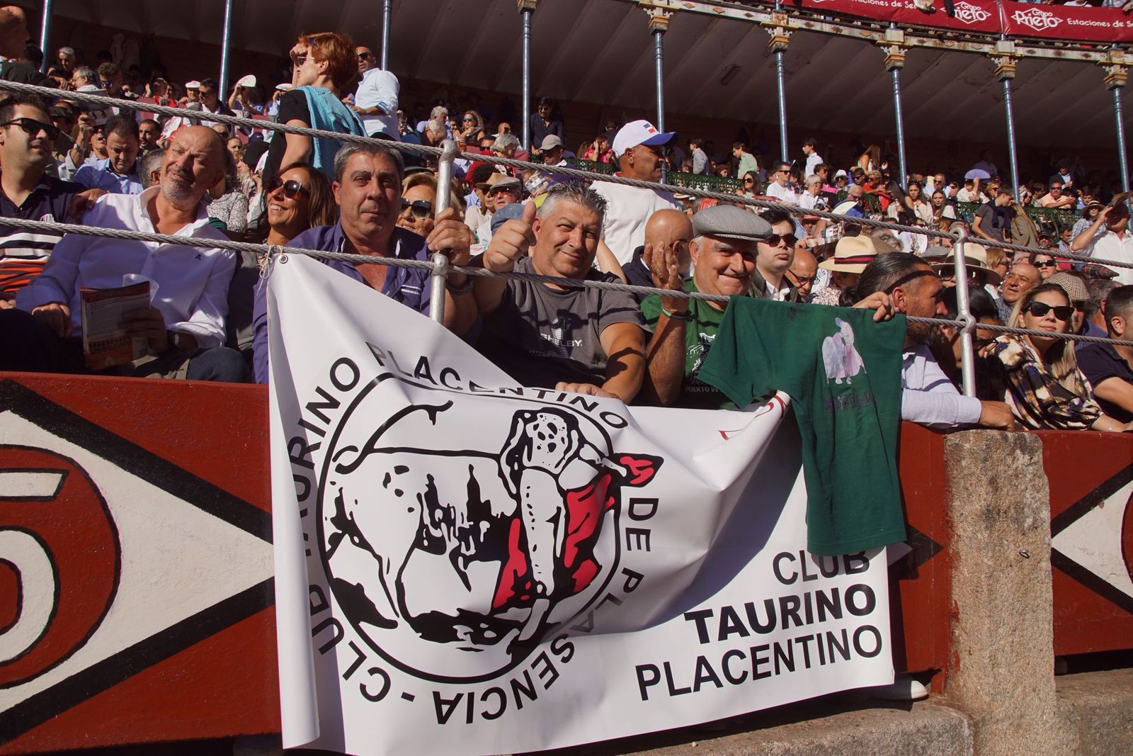 Así ha vivido la afición salmantina el adiós a la feria desde los tendidos: imágenes del ambiente en la corrida concurso