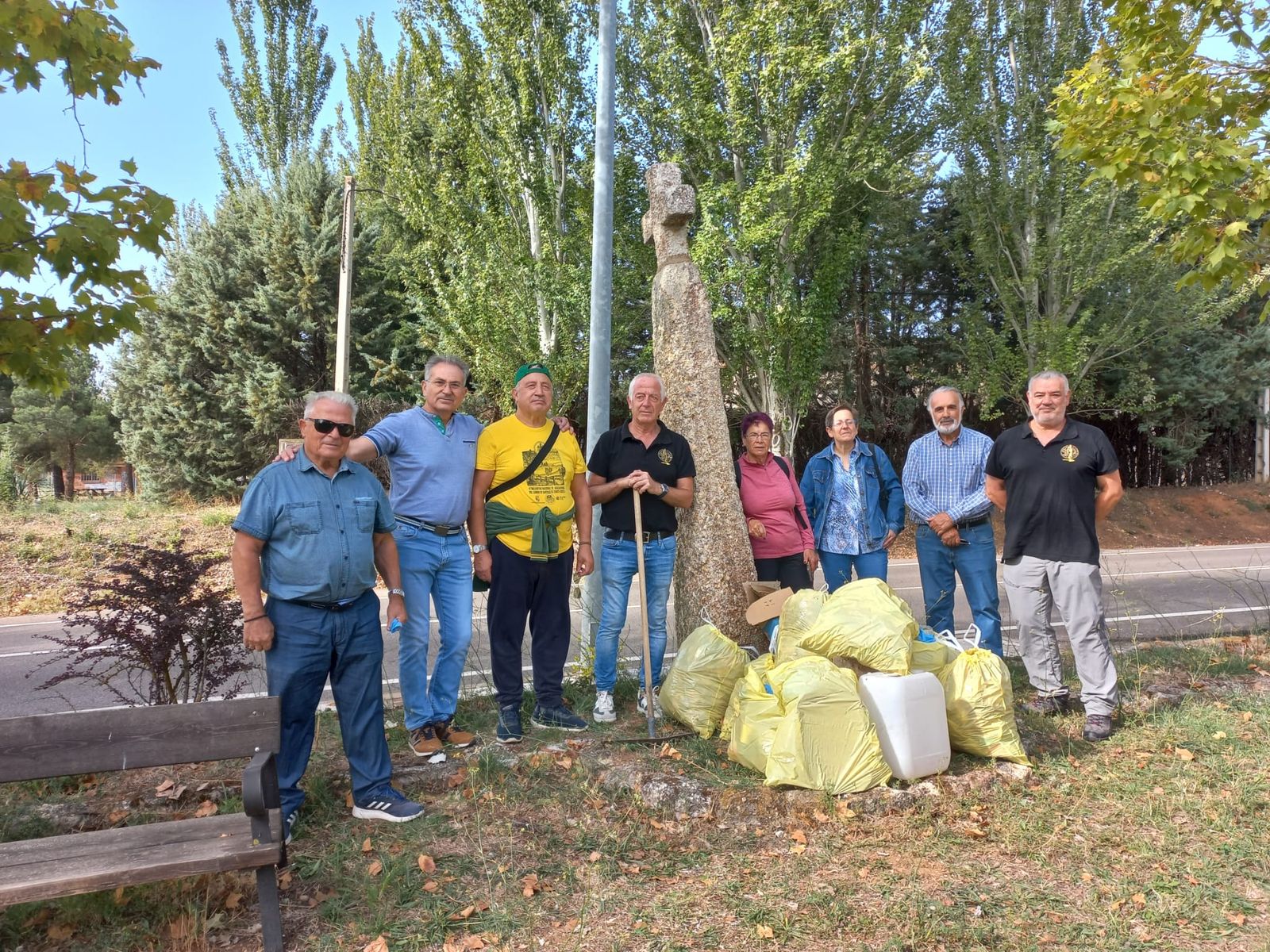 Recogen doce bolsas de basura para adecentar el entorno de la Cruz del Rey Don Sancho
