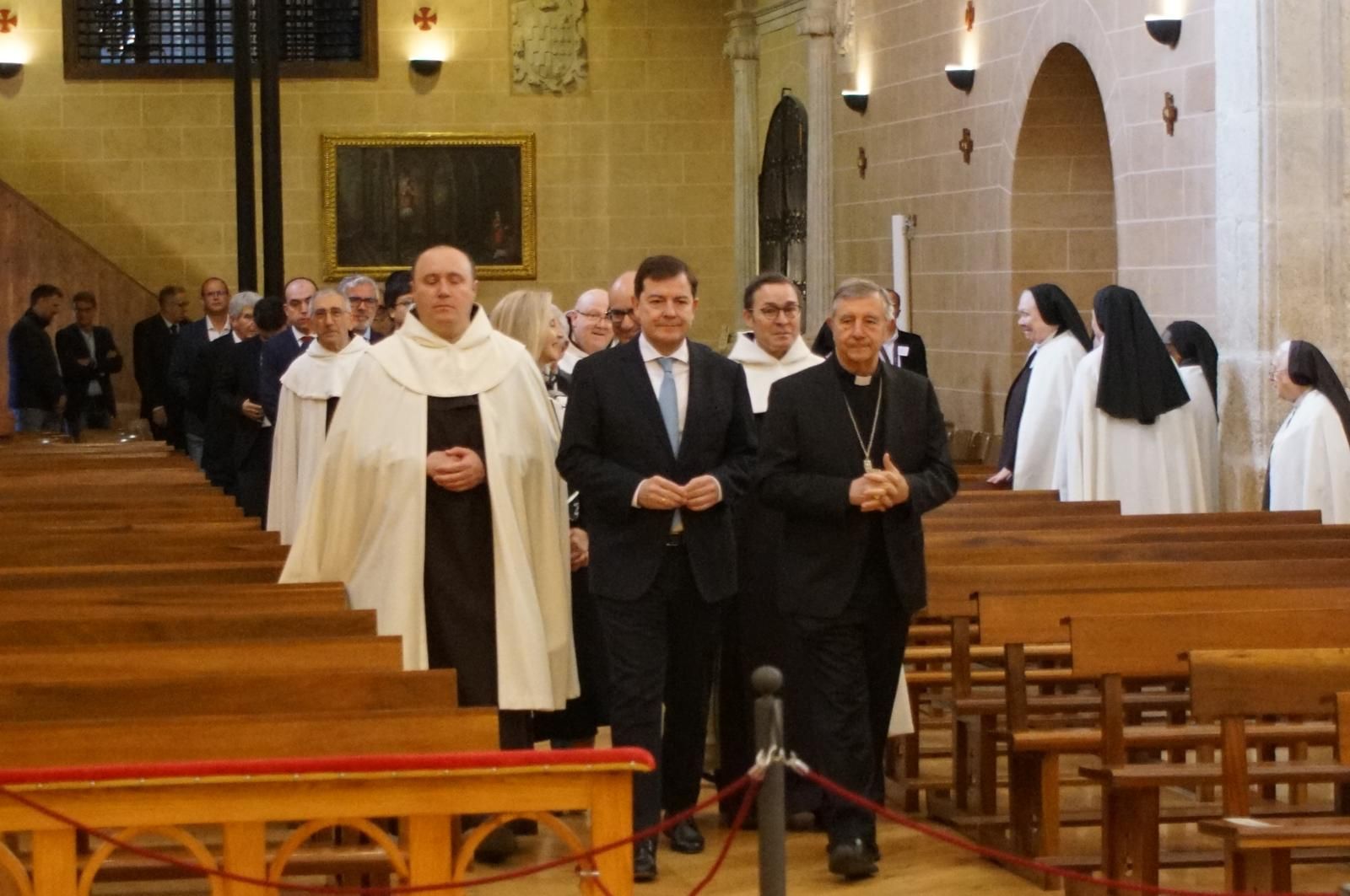 apertura-de-la-basilica-de-la-anunciacion-para-venerar-el-cuerpo-de-santa-teresa-en-alba-de-tormes-fotos-juanes-13