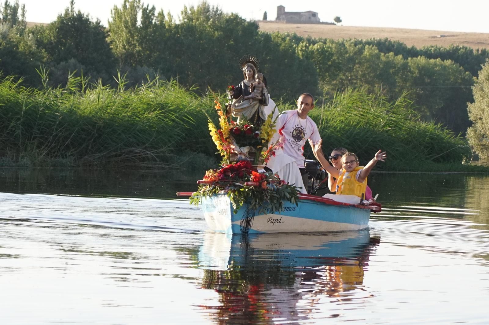 Procesión con la Virgen del Carmen por el río Tormes en Alba (31).jpeg