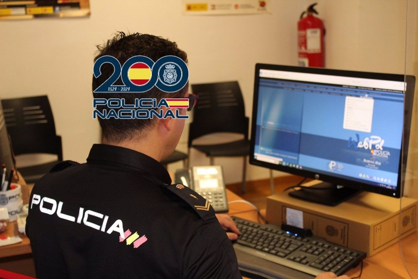 Agente de la Policía Nacional junto a un ordenador.   POLICÍA NACIONAL   Archivo