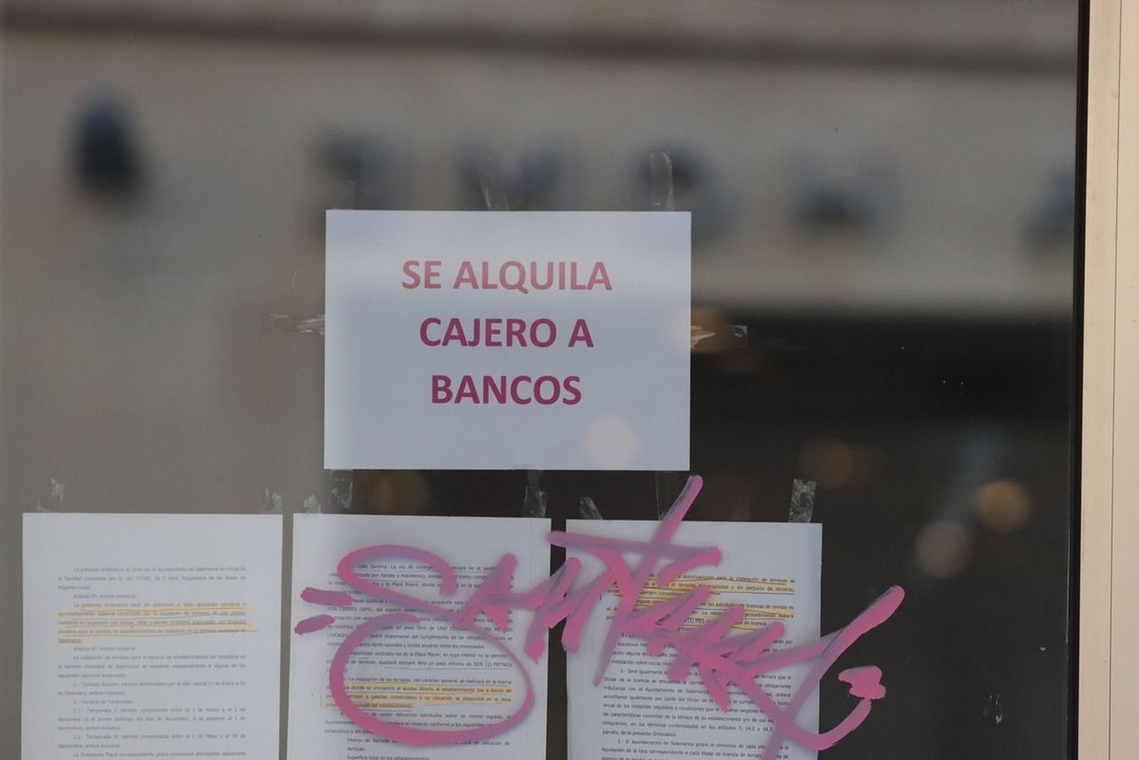 Cartel de "Se alquila cajero automático para bancos" ubicado en Salamanca | Foto: S24H