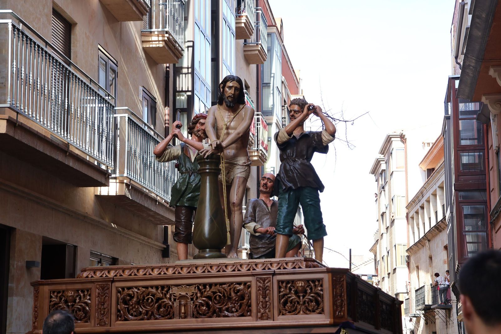 La Exaltación de la Cruz procesiona por las calles de Zamora rumbo a la carpa de San Bernabé