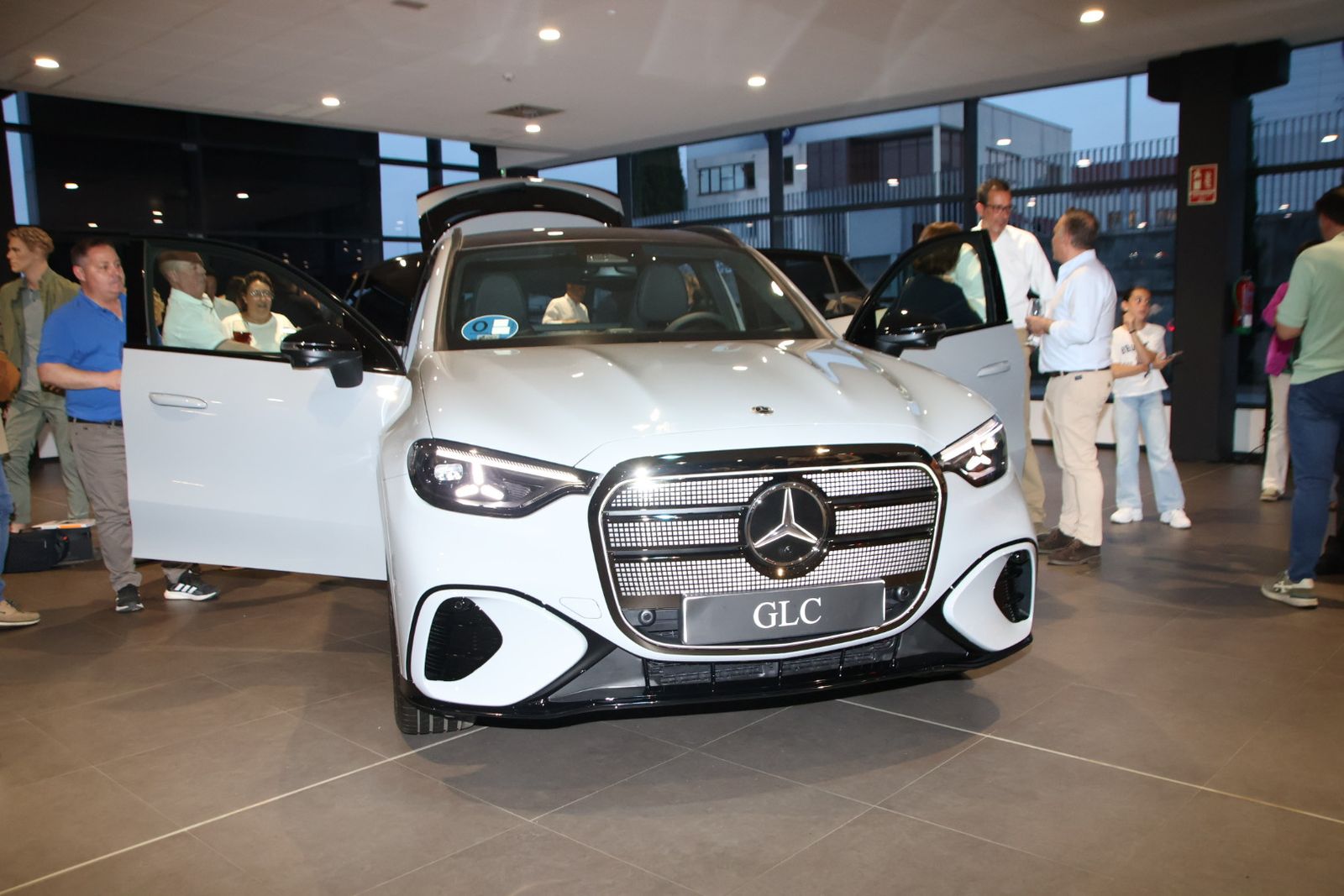 Presentación dos coches en la mercedes