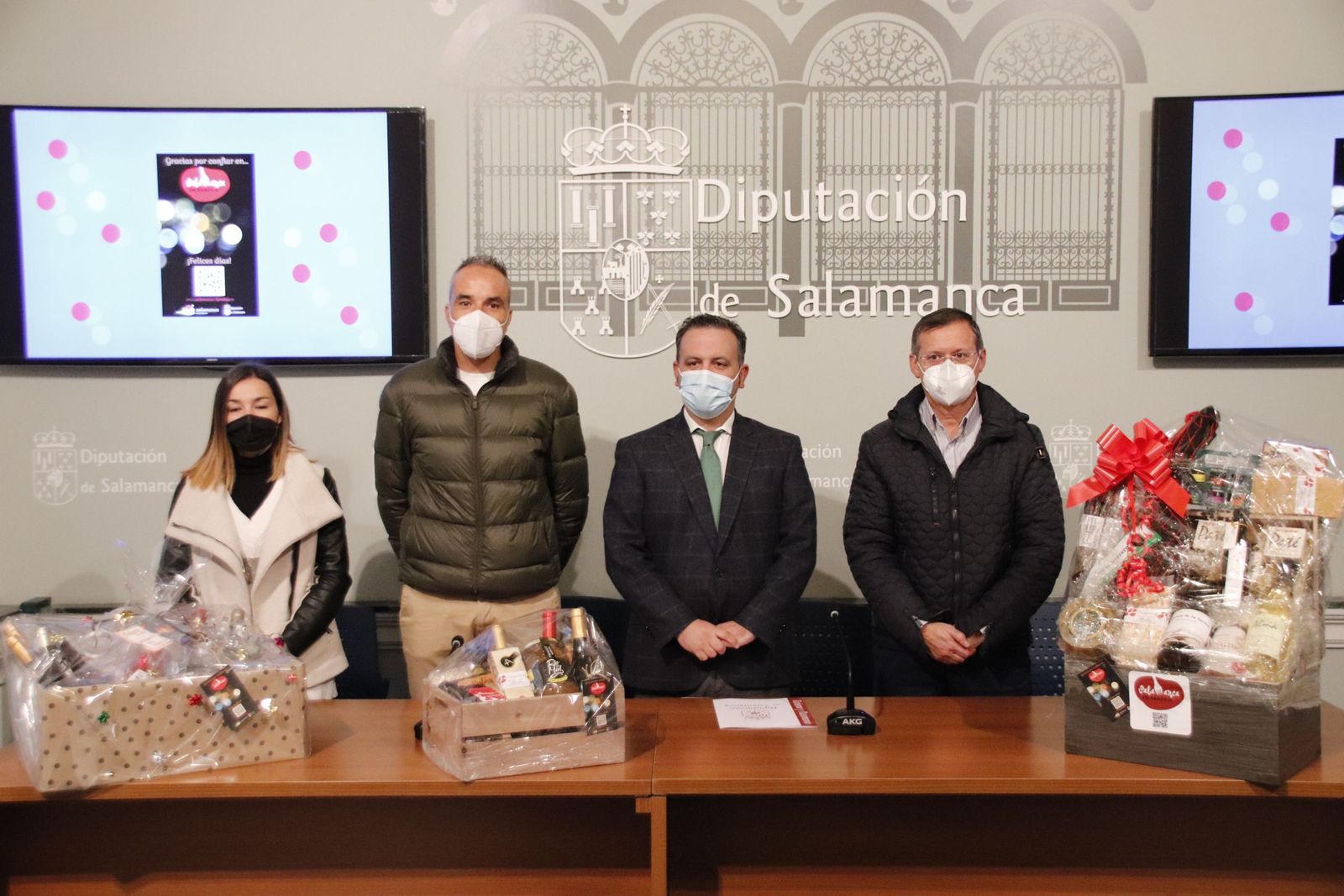 Javier García, presenta la promoción de Cestas de Navidad con productos de “Salamanca en Bandeja”. | Foto Andrea M