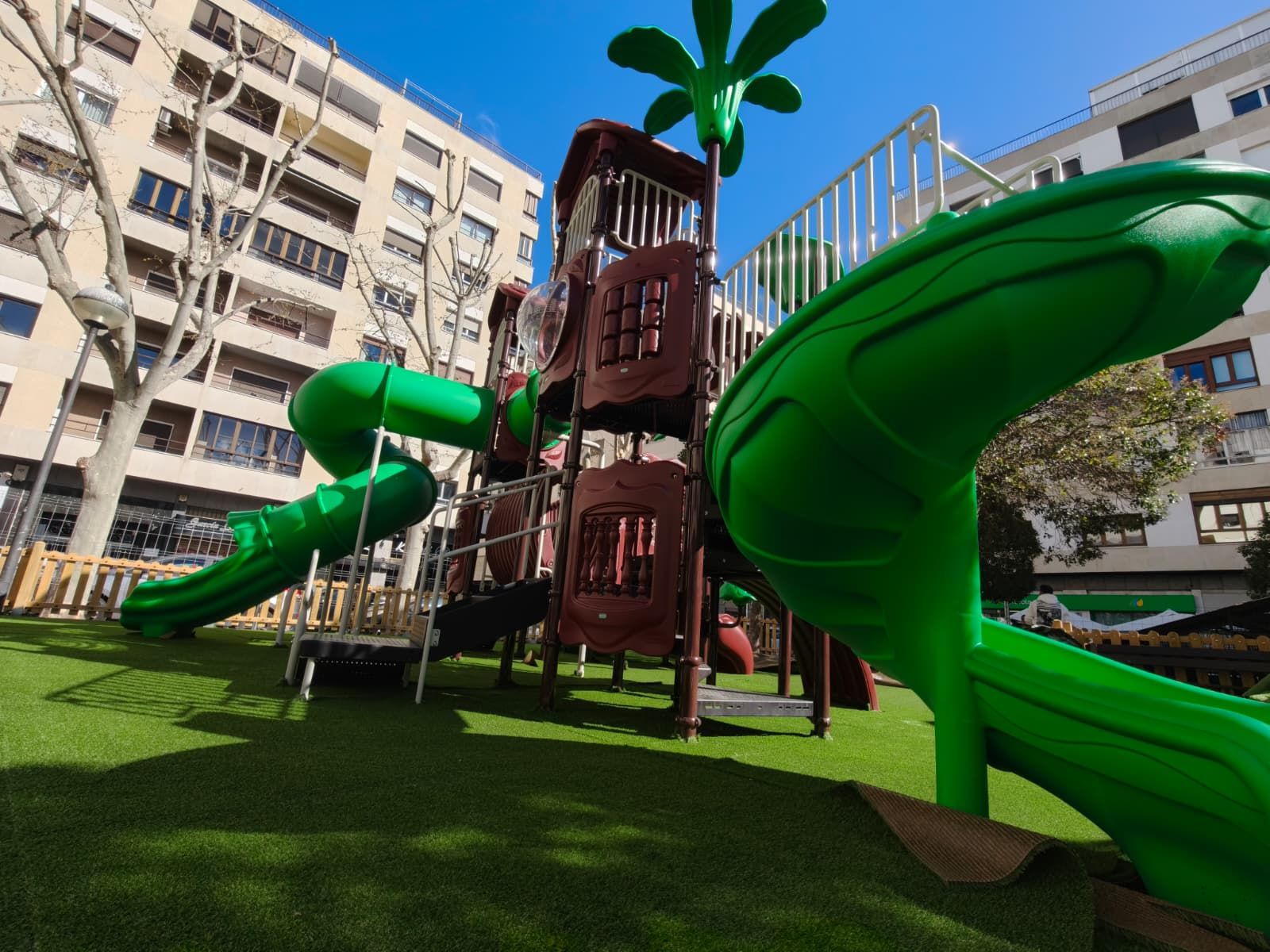Parque infantil de la plaza de Carmelitas con los nuevos ‘campitos’ de fútbol y mobiliario mejorado
