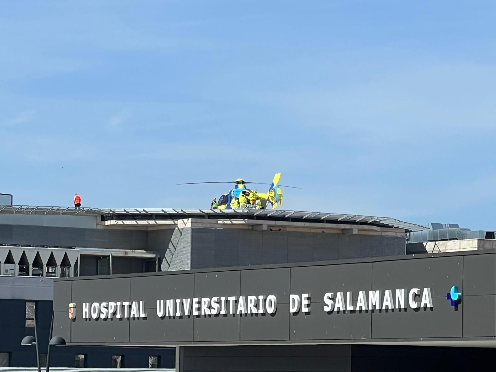 Helicóptero de Emergencias Sanitarias de Sacyl en el Hospital de Salamanca
