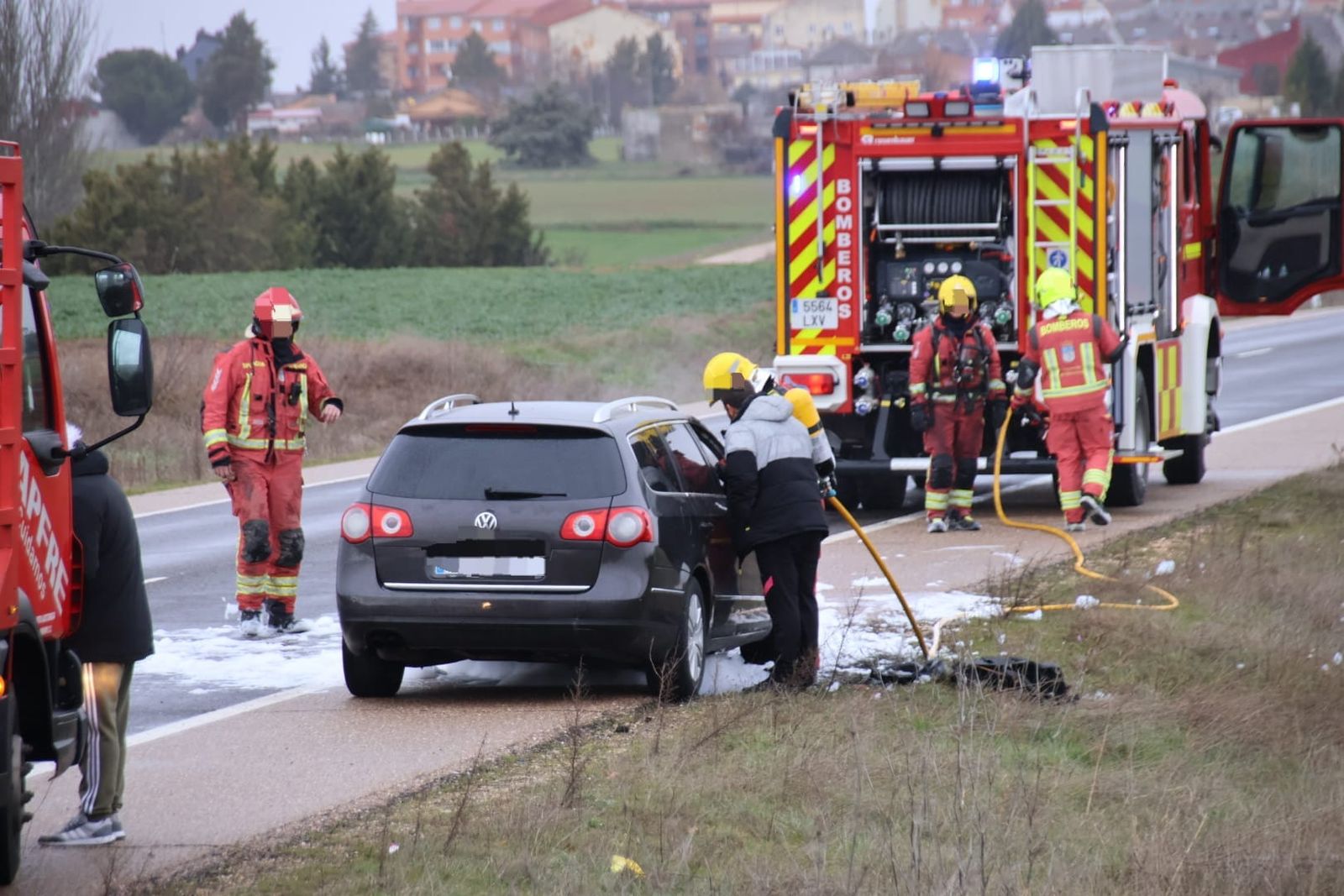 Un turismo se incendia en la N-630 a su paso por Aldeaseca de la Armuña