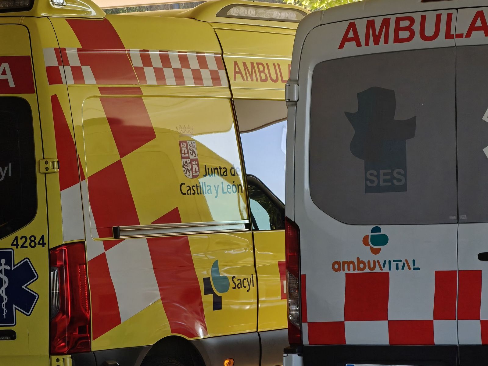 Ambulancia y ambulancias en el hospital de Salamanca. CAUSA. S24H.