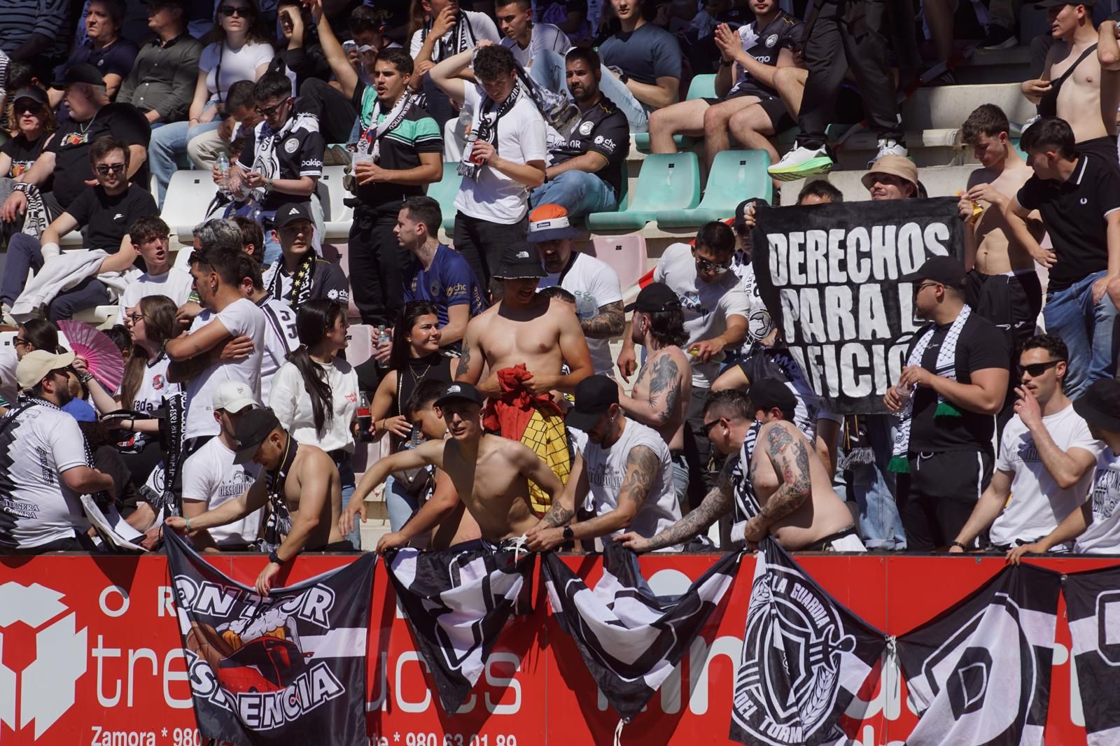 Gran ambiente en la grada para ver el partido entre Zamora - Unionistas en el Estadio Ruta de la Plata