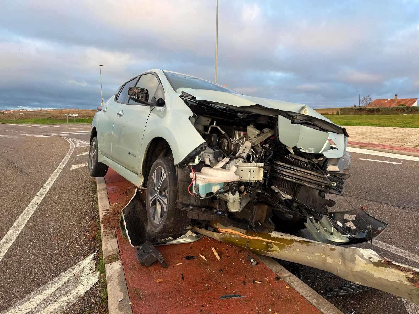 Un coche queda destrozado tras empotrarse contra un árbol en Cabrerizos