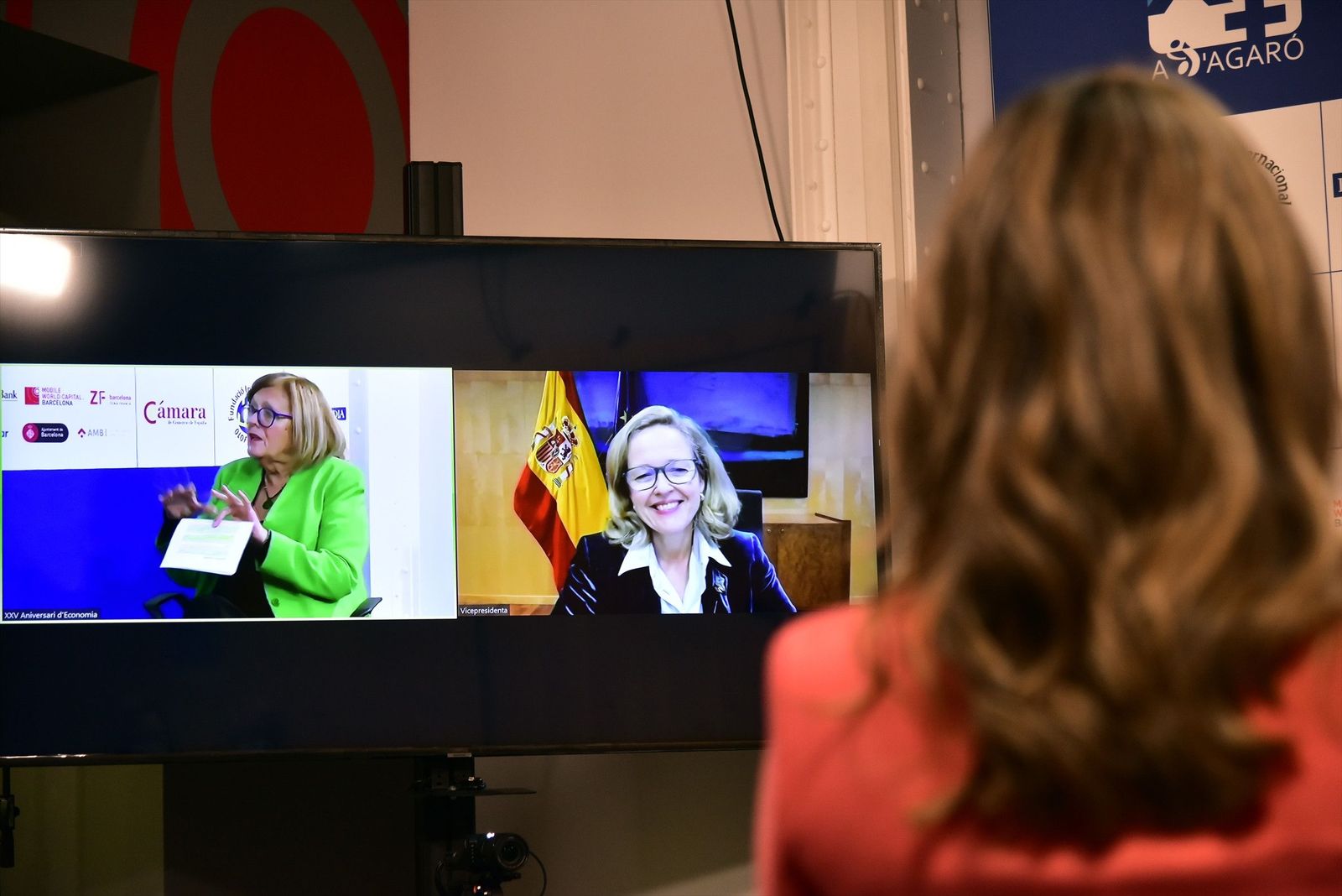 La vicepresidenta y ministra de Asuntos Económicos, Nadia Calviño (d), interviene por videoconferencia para clausurar el XXV Encuentro de Economía, en S’Agaró, en Girona, Catalunya, (España), a