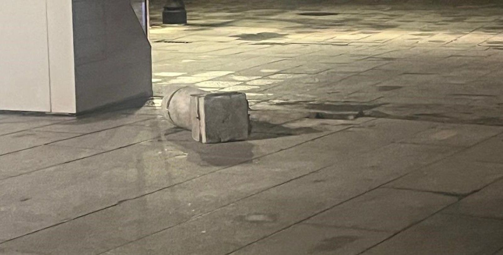 Un vehículo derriba un bolardo de piedra en José Jáuregui Un vehículo derriba un bolardo de piedra en José Jáuregui