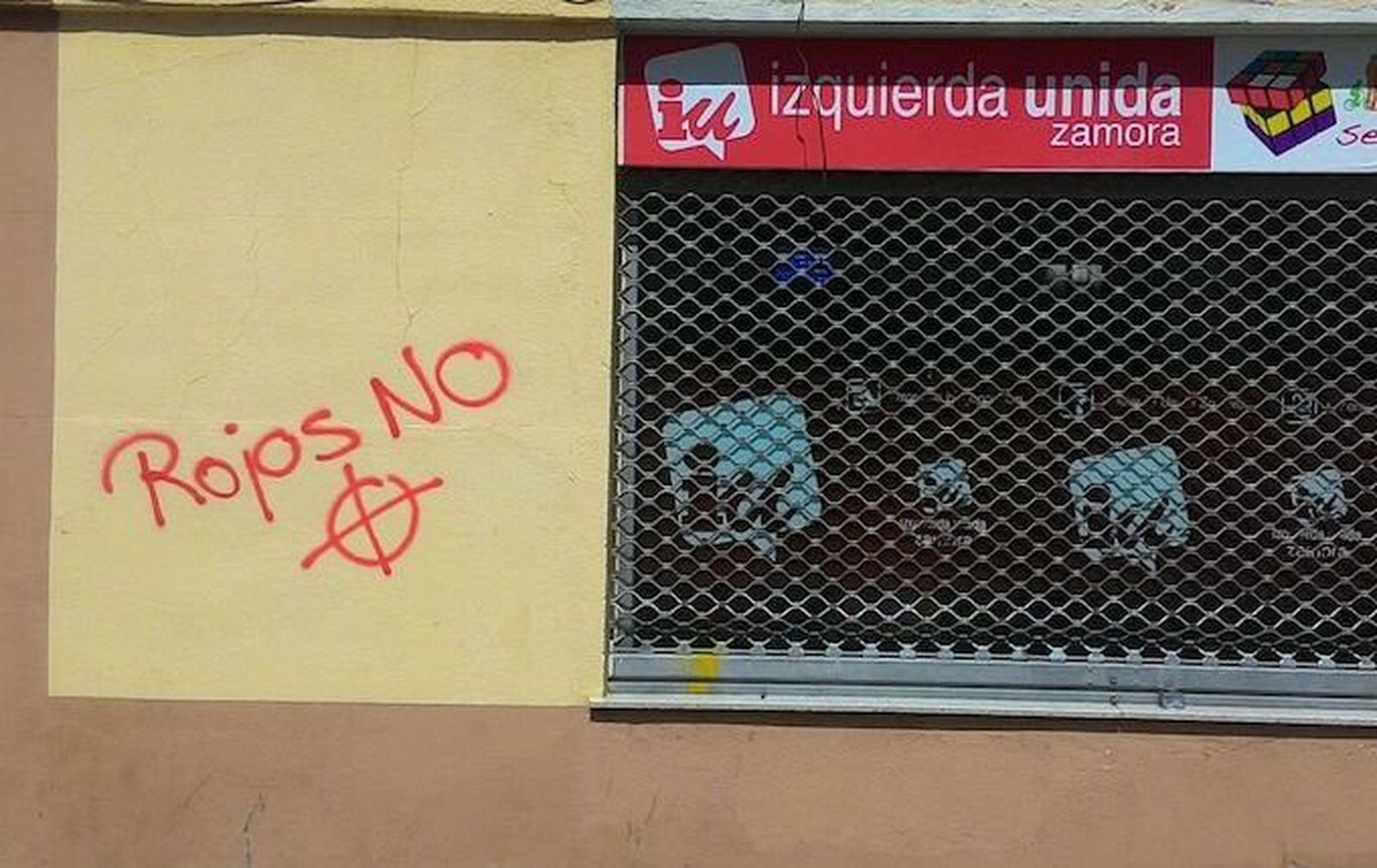 La sede provincial de IU, víctima también de las pintadas: 'Rojos no'