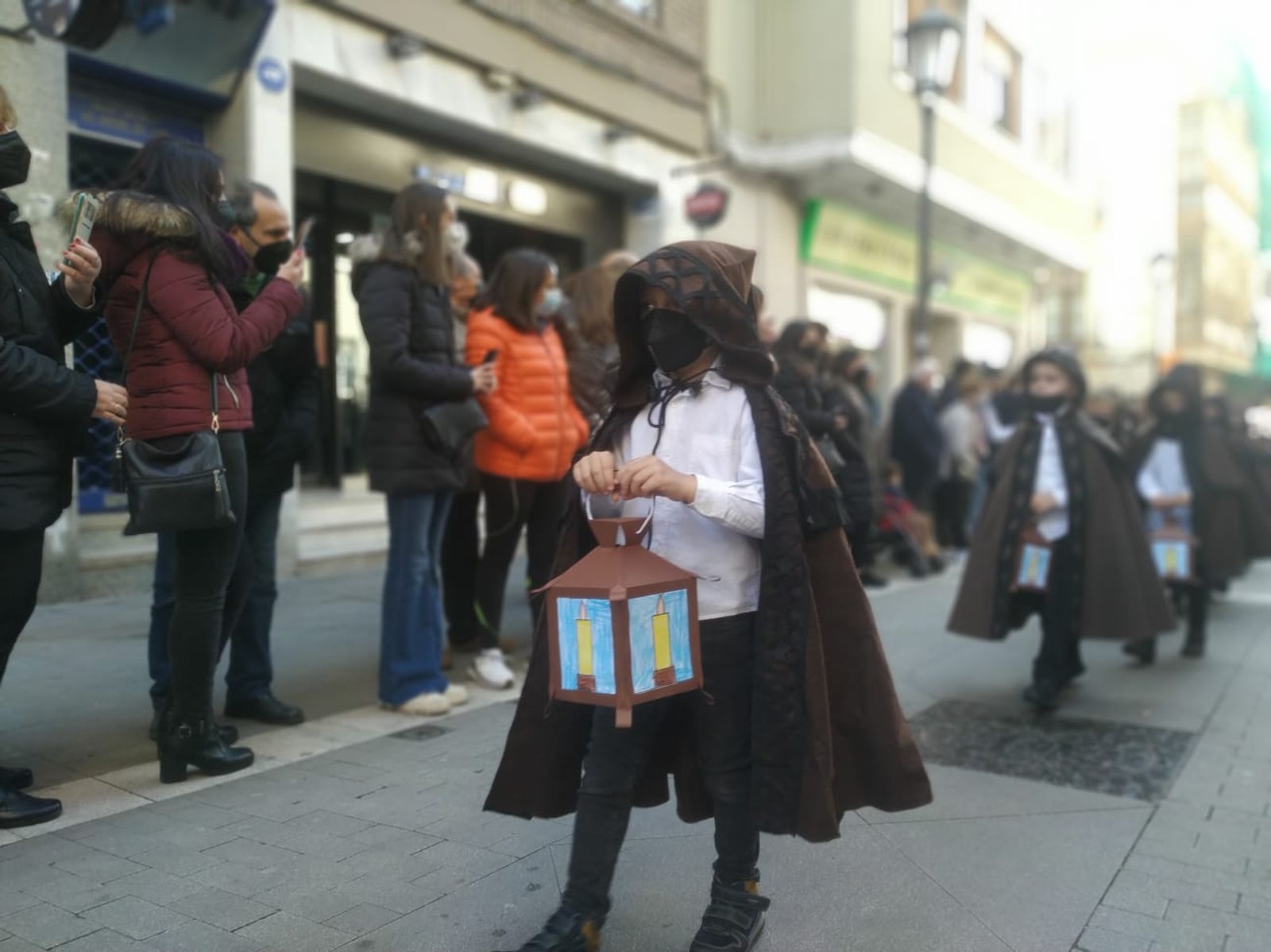 los-escolares-de-la-medalla-milagrosa-sacan-la-semana-santa-a-la-calle-15