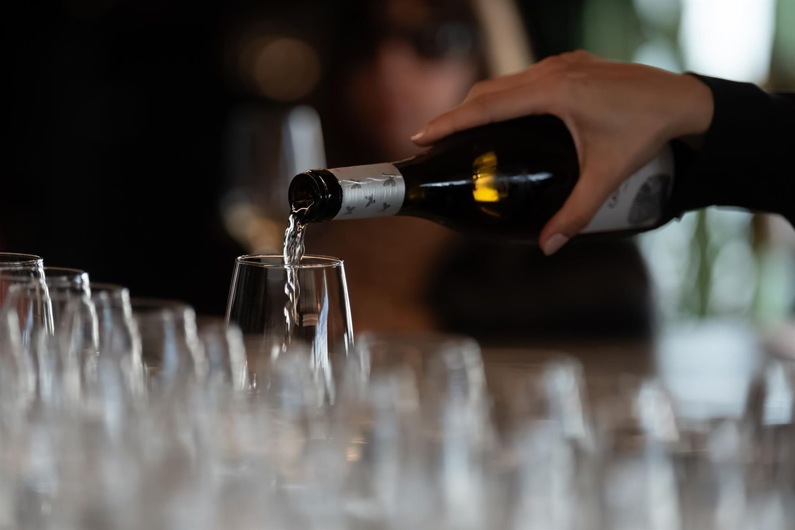 Un camarero sirve copas de vino blanco en un bar. David Zorrakino   Europa Press   Archivo