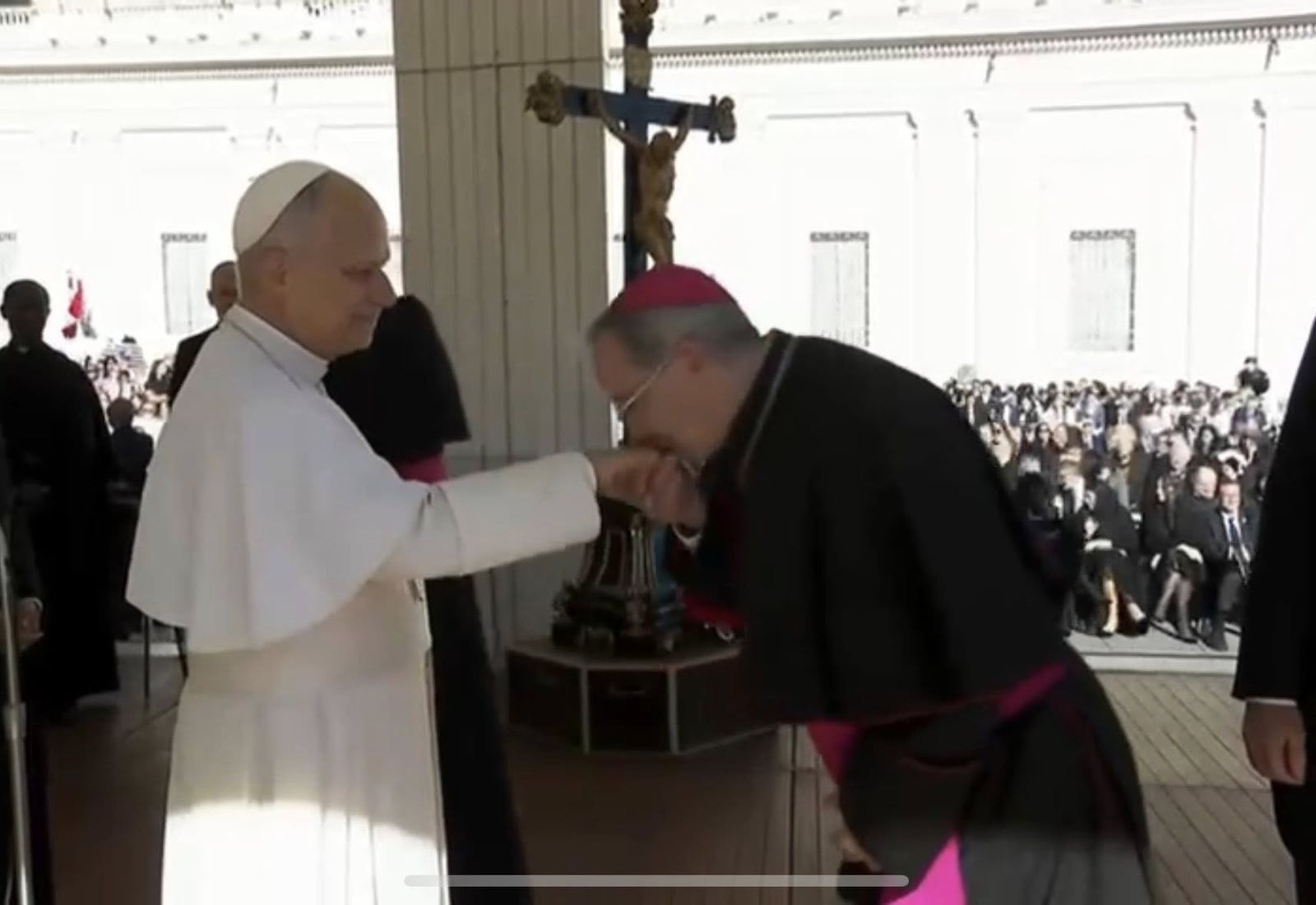 Imagen del Papa en el besamanos con el obispo Fernando valera