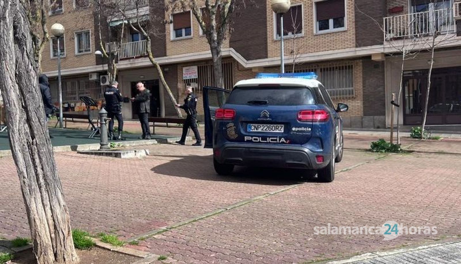 Despliegue policial en la calle Alfarero tras un detenido. Fotos S24H