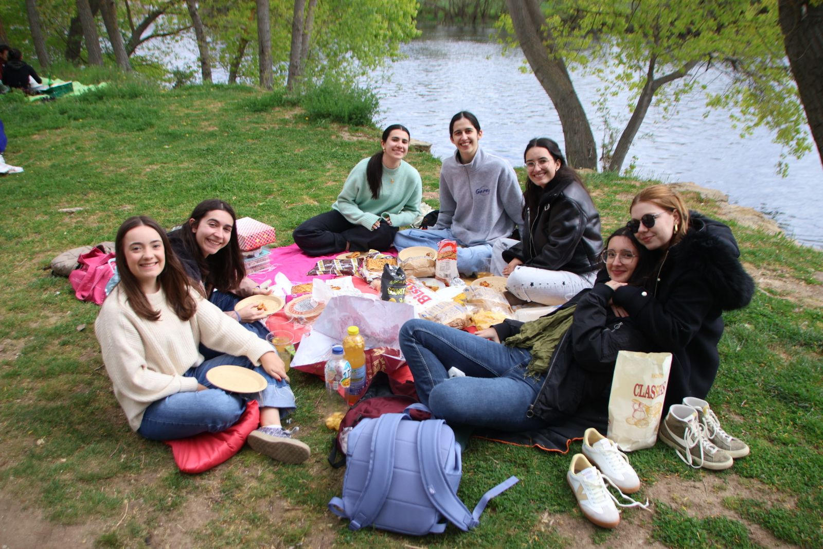Un multitudinario Lunes de Aguas en Salamanca llena la ribera del Tormes