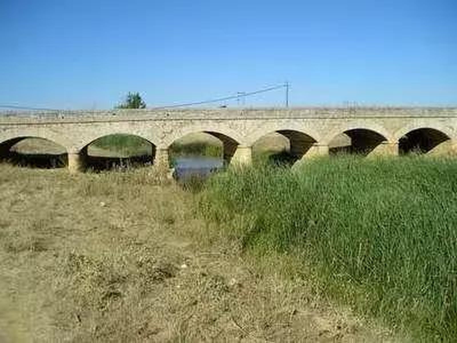Puente sobre el Valderaduey en Villalpando. Archivo.