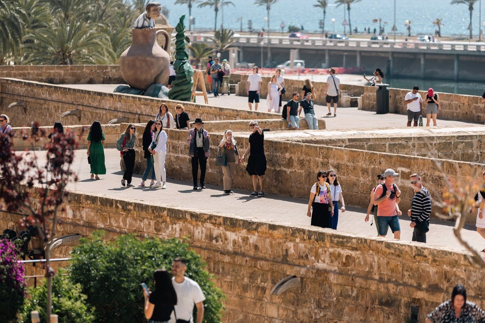 Varios turistas en las inmediaciones de la catedral de Palma de Mallorca, a 16 de abril de 2024, en Palma de Mallorca, Mallorca, Baleares (España).   TOMÀS MOYÀ  EUROPA PRESS   Archivo