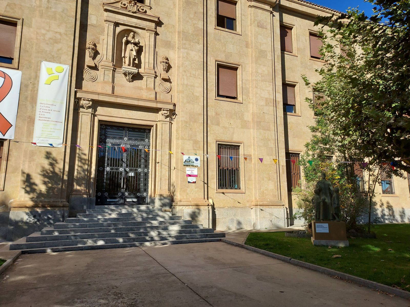 El colegio Santa Teresa de Jesús de la capital celebra este viernes la fiesta en honor a su patrona.
