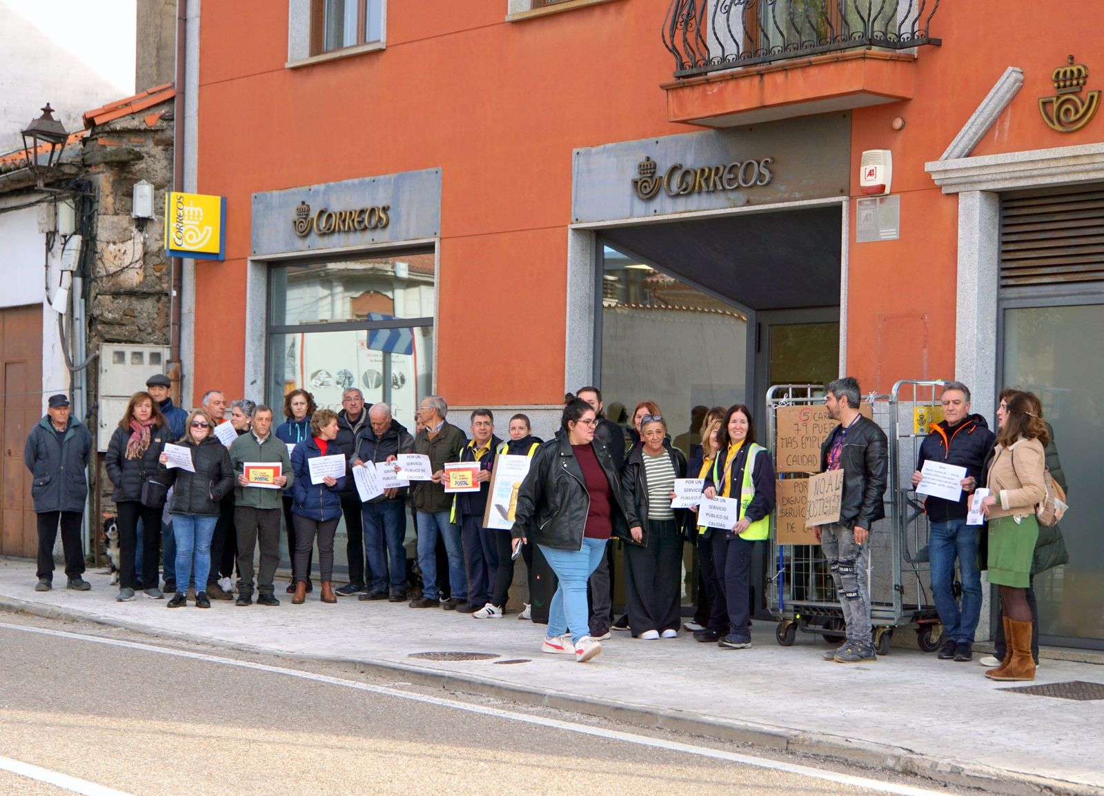 Vecinos de Aliste se suman a la protesta diaria de los carteros frente a Correos en Alcañices