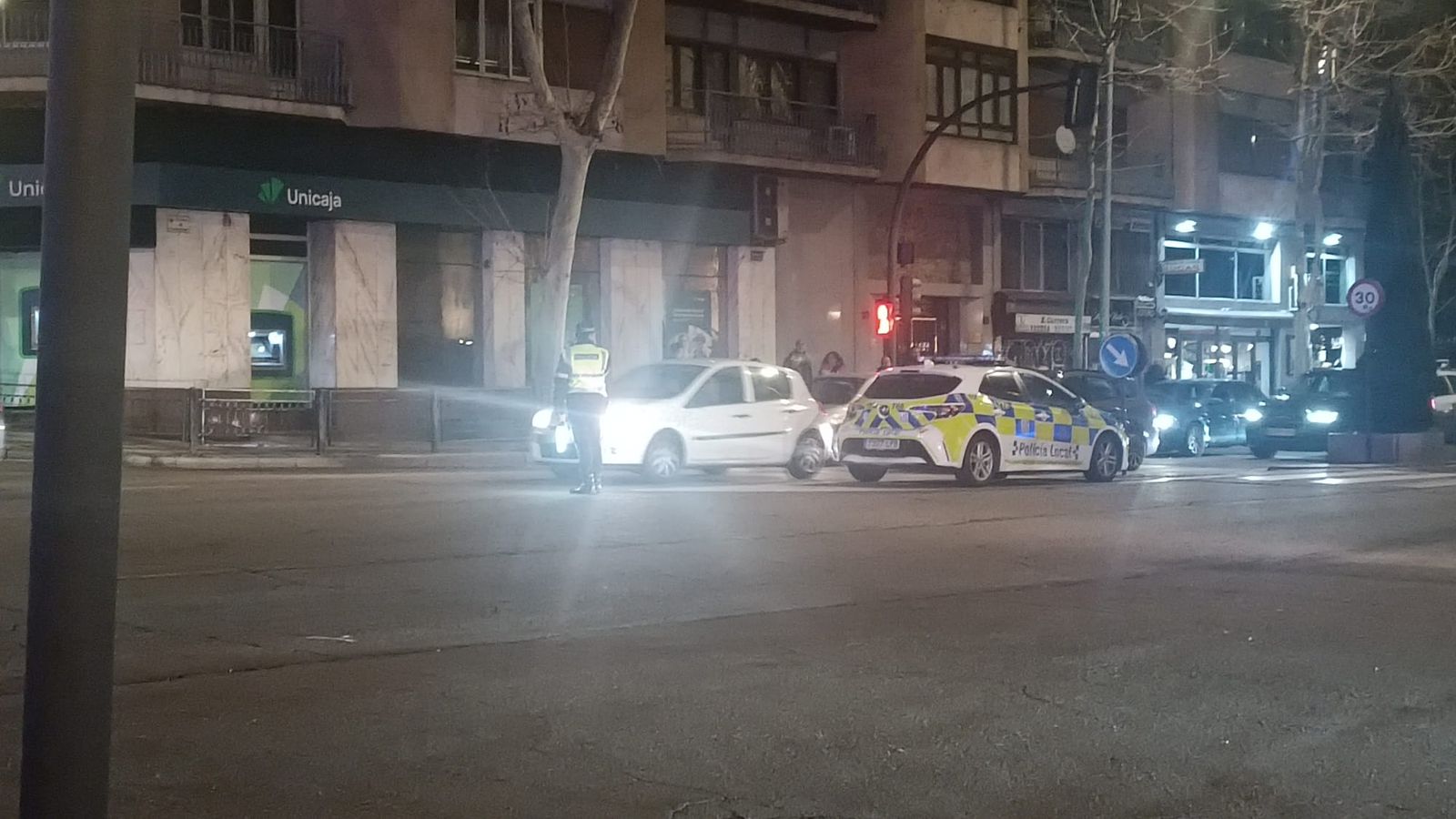 un-patinete-se-incendia-dentro-de-un-escaparate-en-el-paseo-de-carmelitas-11