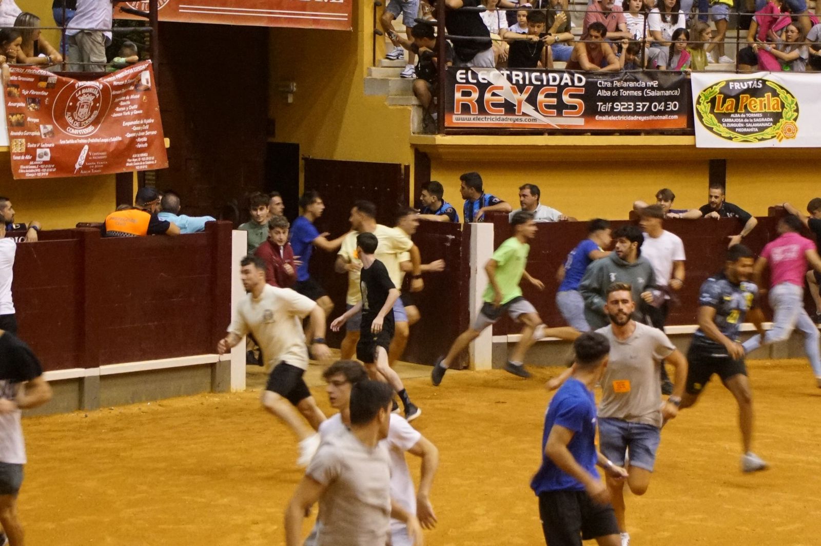 Multitudinario encierro nocturno en Alba de Tormes