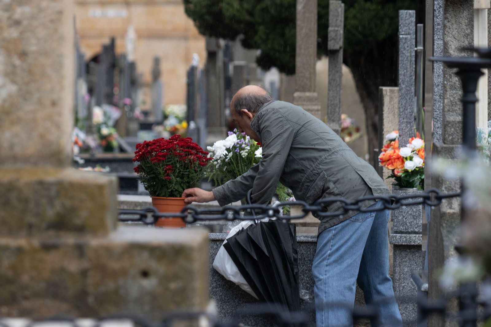 Lluviosa mañana de todos los santos en el Cementerio San Carlos Borromeo de Salamanca