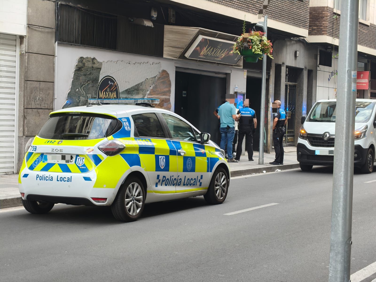Presencia de la Policía Local en un establecimiento de Álvaro Gil