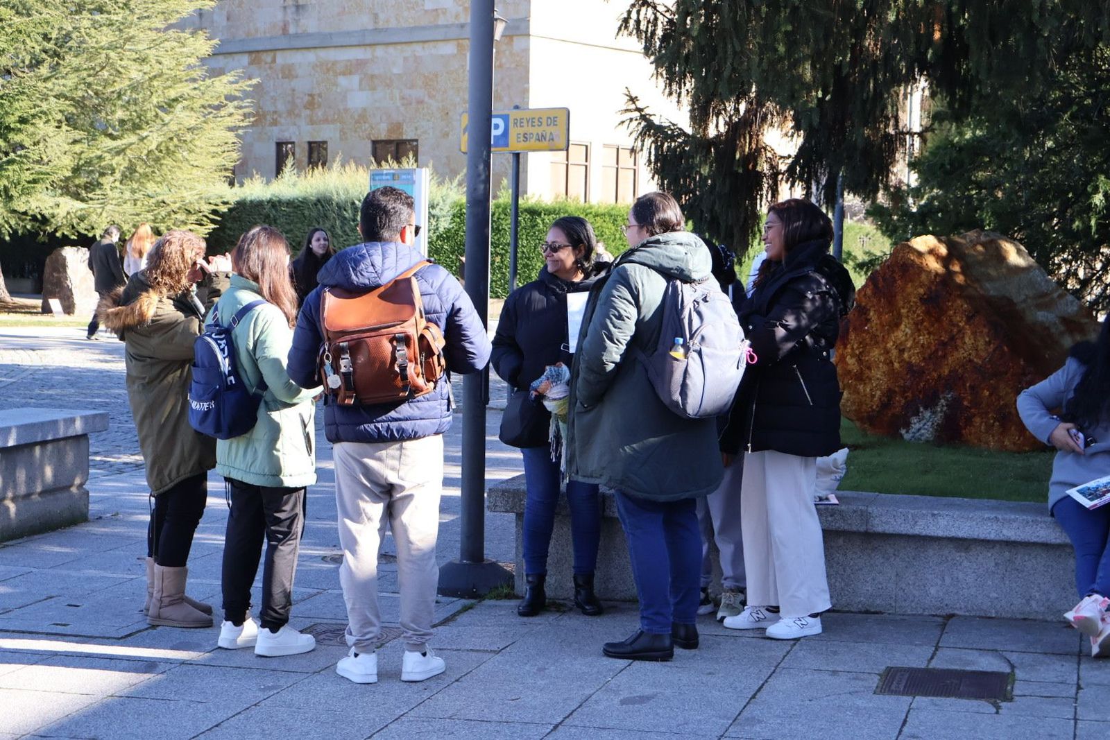 Personas esperando para realizar exámenes MIR en Salamanca en enero de 2024 Personas esperando para realizar exámenes MIR en Salamanca en enero de 2024