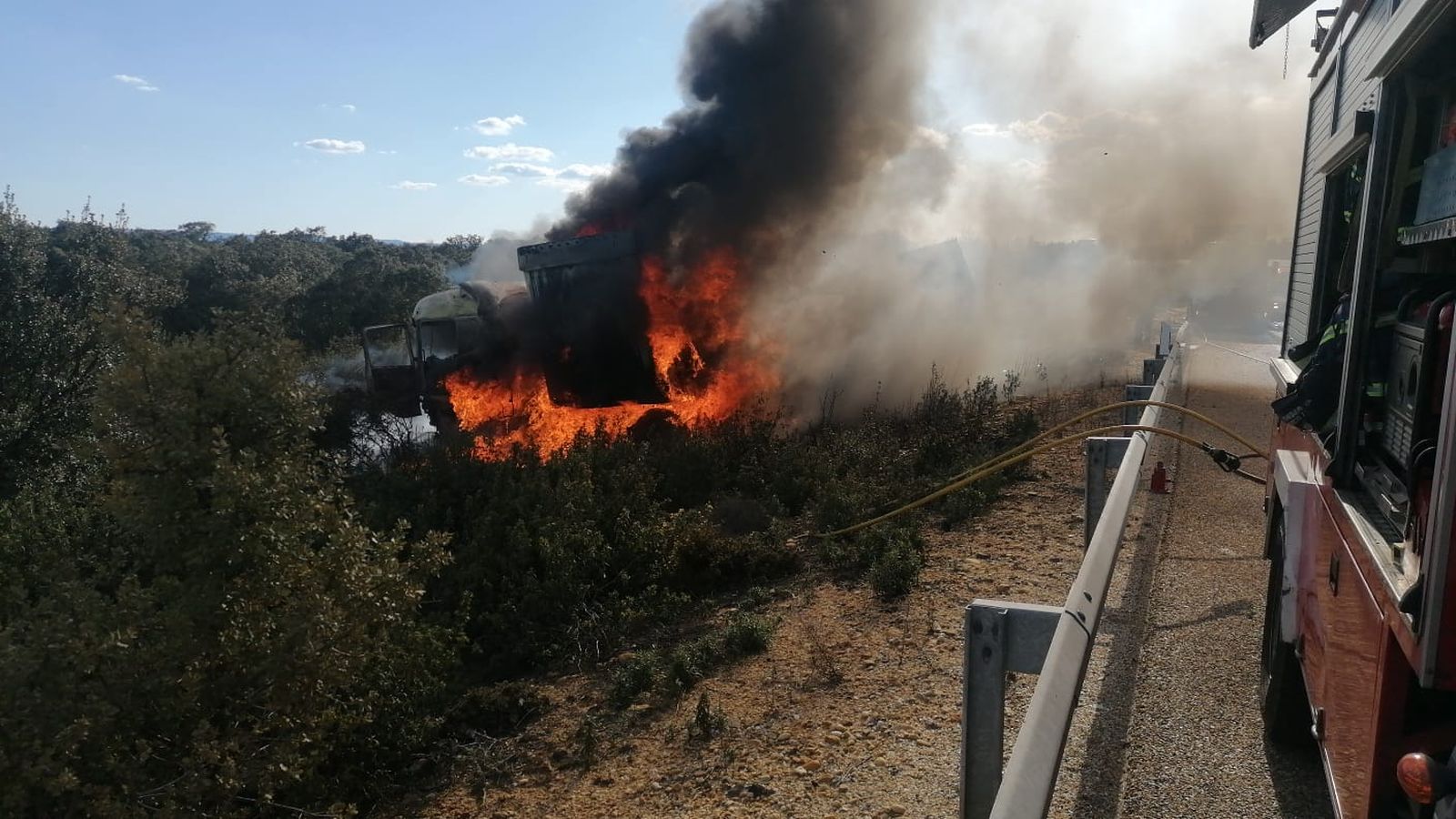 incendio-en-un-camion-tras-colisionar-con-una-furgoneta-9