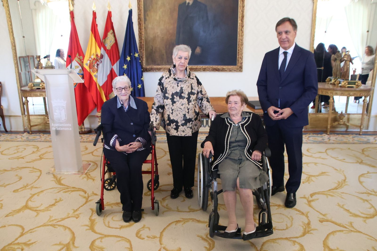El alcalde de Salamanca, Carlos García Carbayo, preside el homenaje a personas centenarias de la ciudad