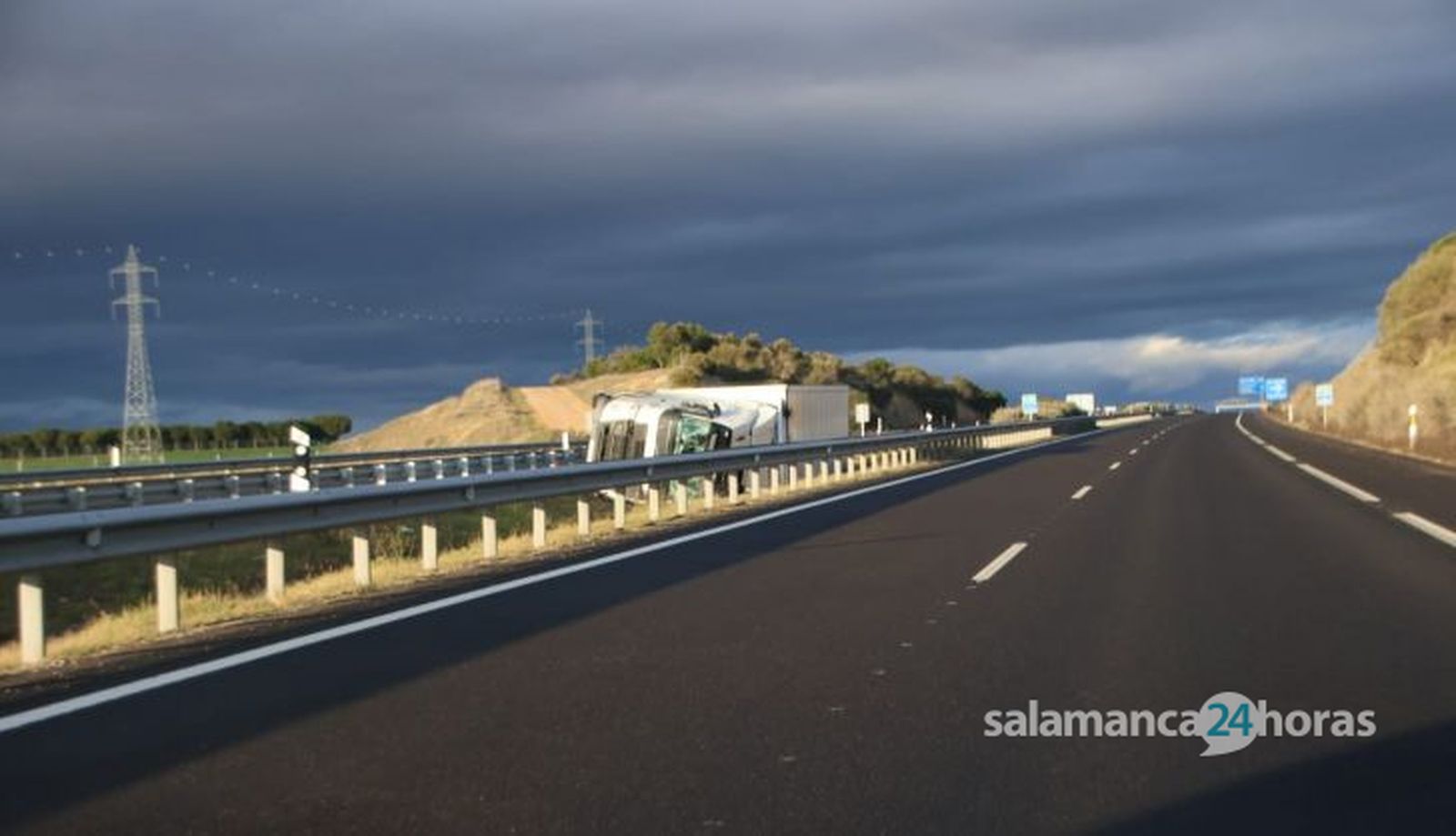 Vuelca un camión en la A-62 a la altura de Castellanos de Moriscos