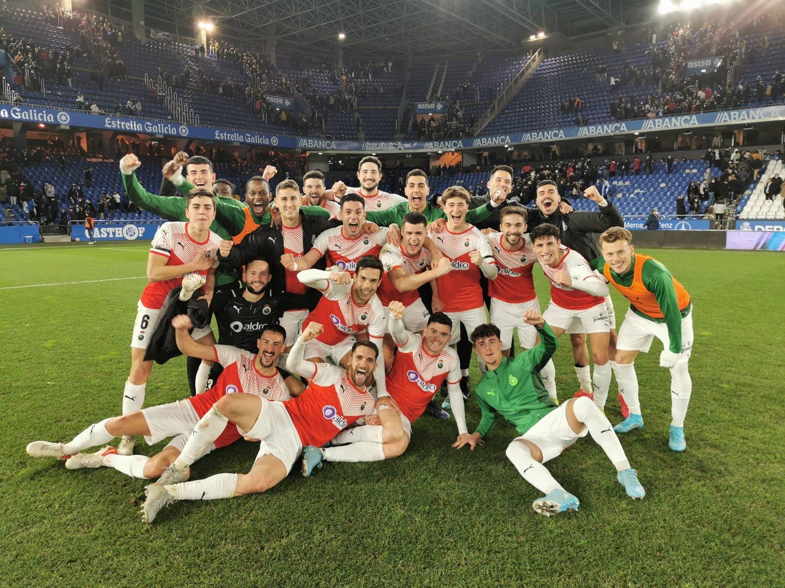 Los jugadores del Racing celebran la victoria en Riazor | FOTO RACING CLUB