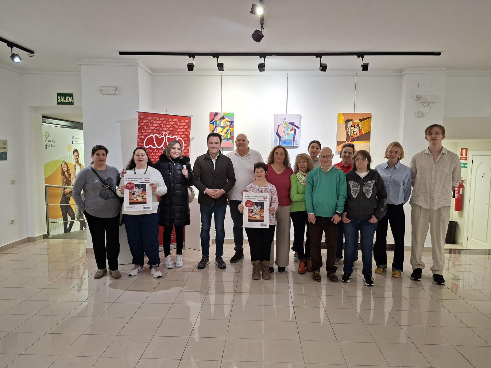 El concejal de Juventud, Pedro Martínez, acompañado por algunos de los autores de la muestra, en su visita a la exposición