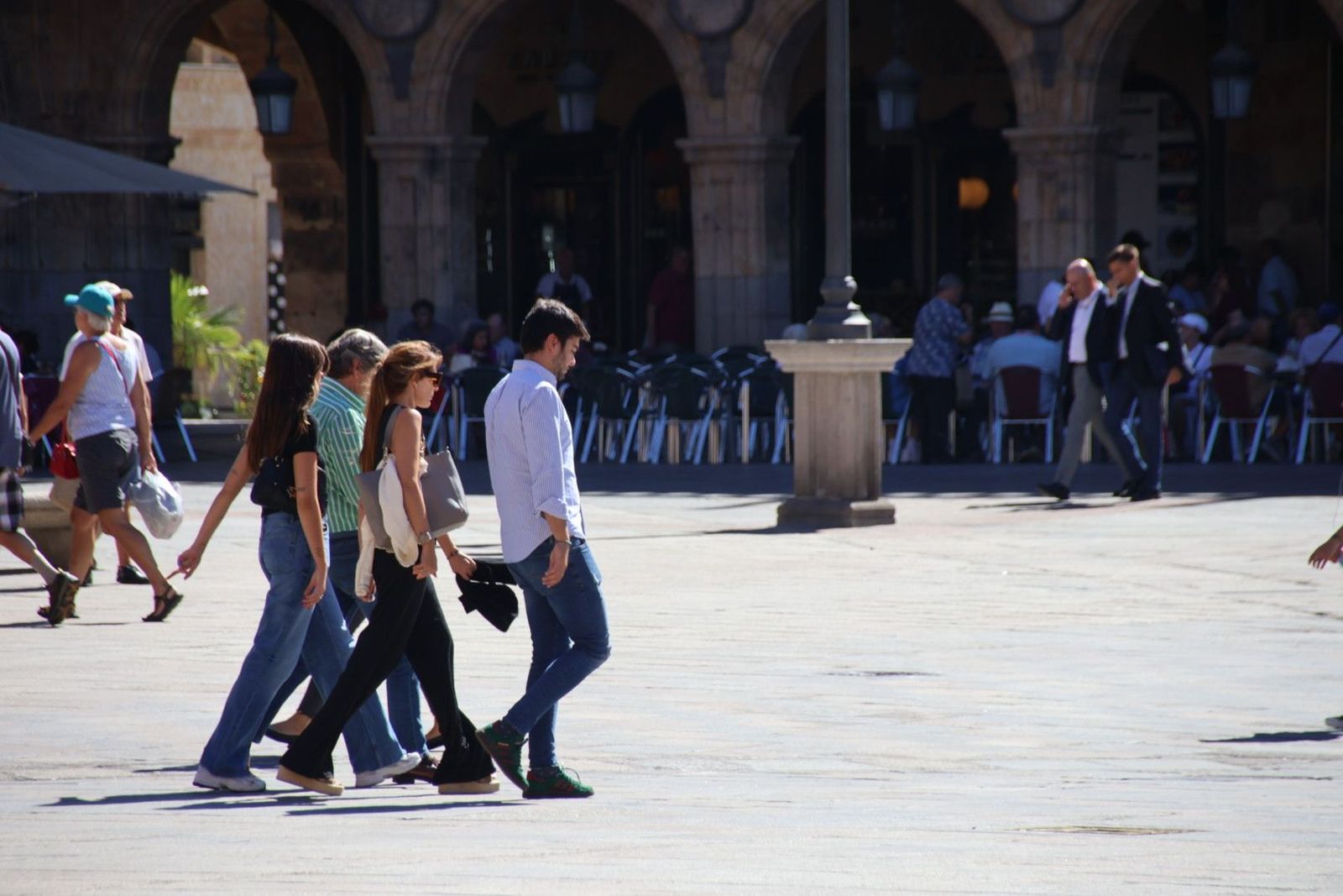 Gente paseando por la Plaza Mayor de Salamanca aprovechando la subida de las temperaturas. Foto de archivo Gente paseando por la Plaza Mayor de Salamanca aprovechando la subida de las temperaturas. Foto de archivo