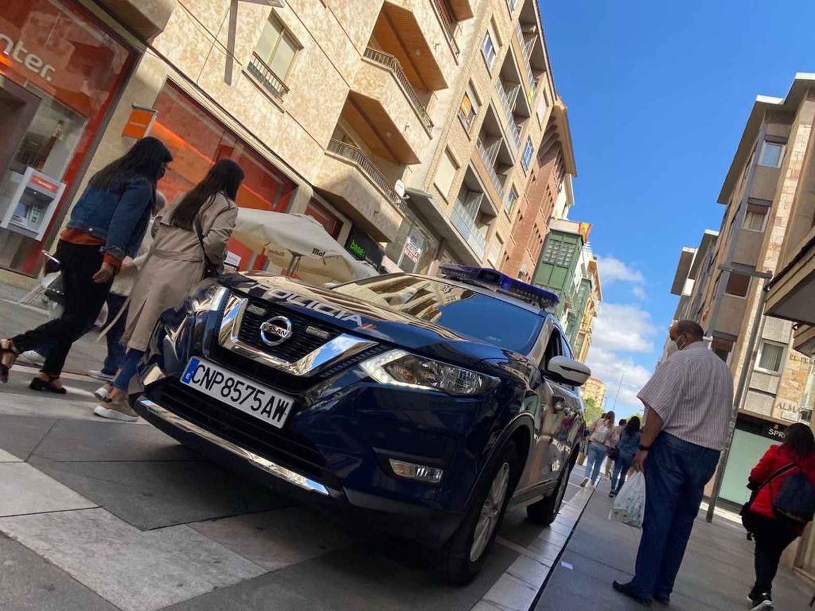 Policía mascarillas santa clara
