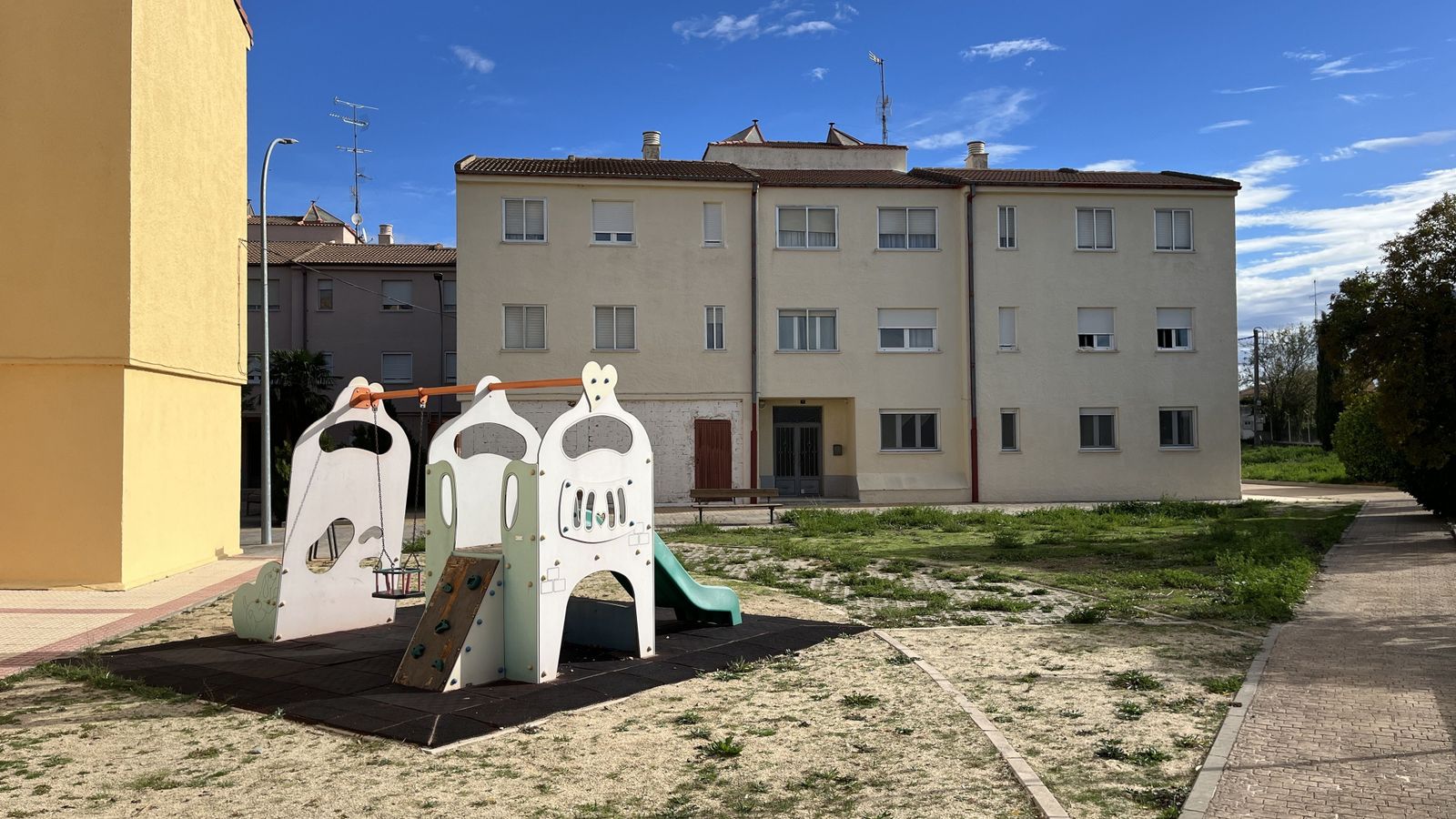 Parque infantil en el barrio El Reguero en Peñaranda de Bracamonte