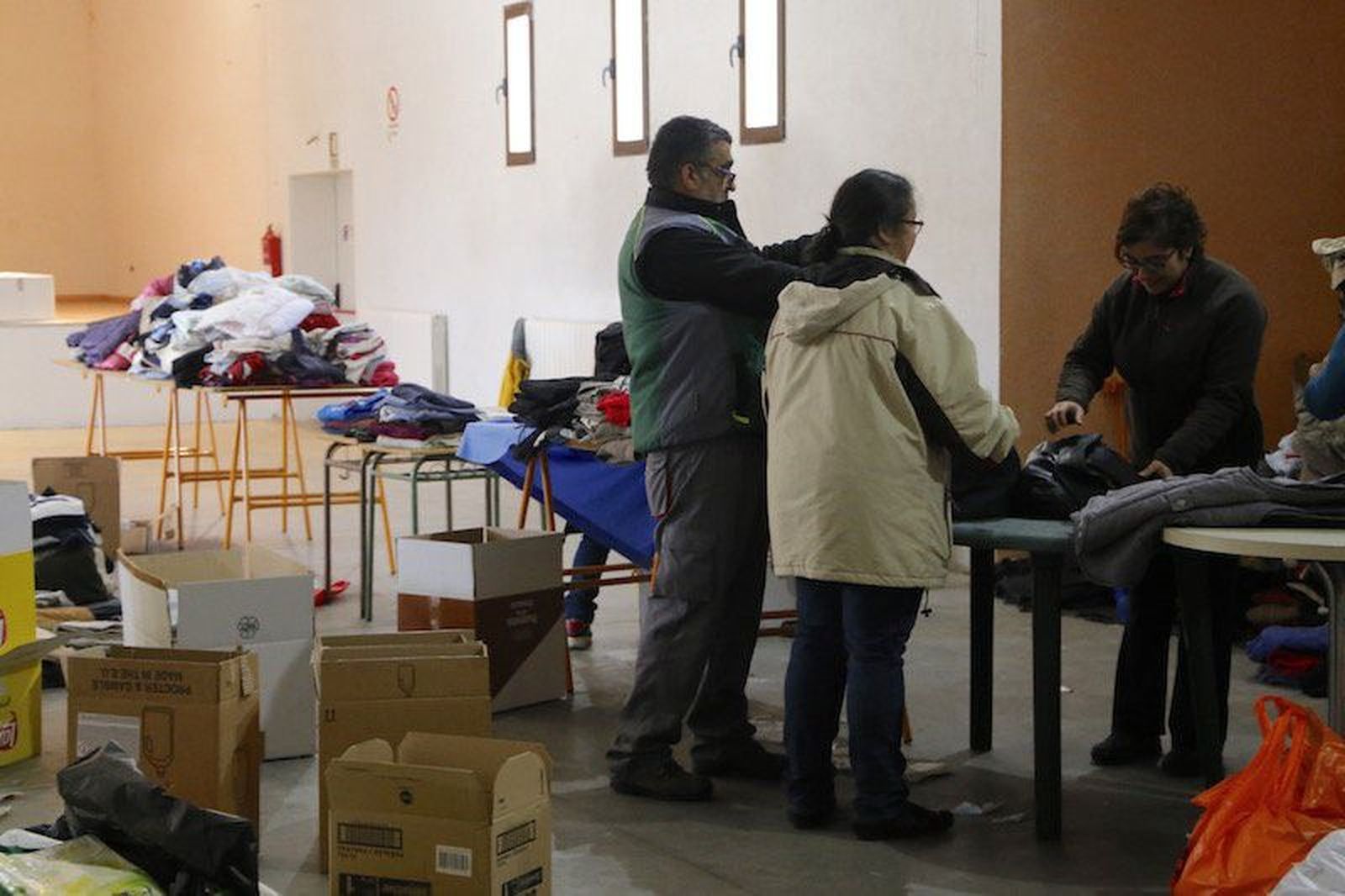 Se necesitan voluntarios para la clasificación de la ropa donada para los refugiados