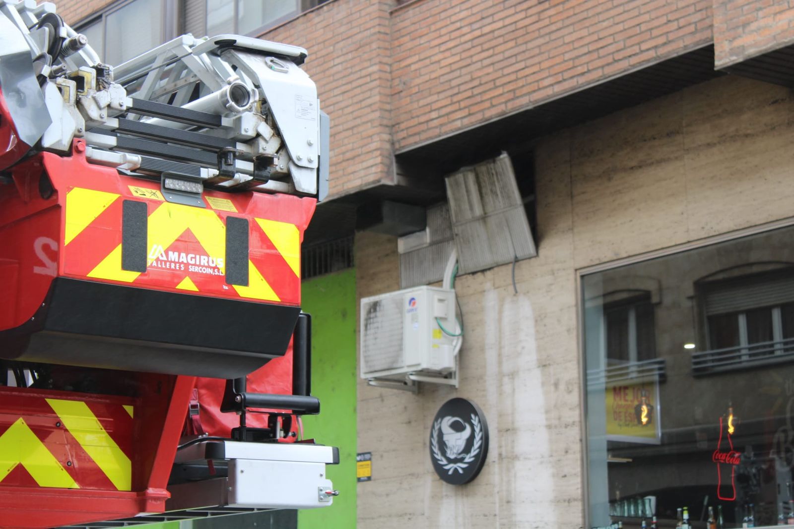 bomberos-y-policia-local-en-la-calle-fernando-de-la-pena-4