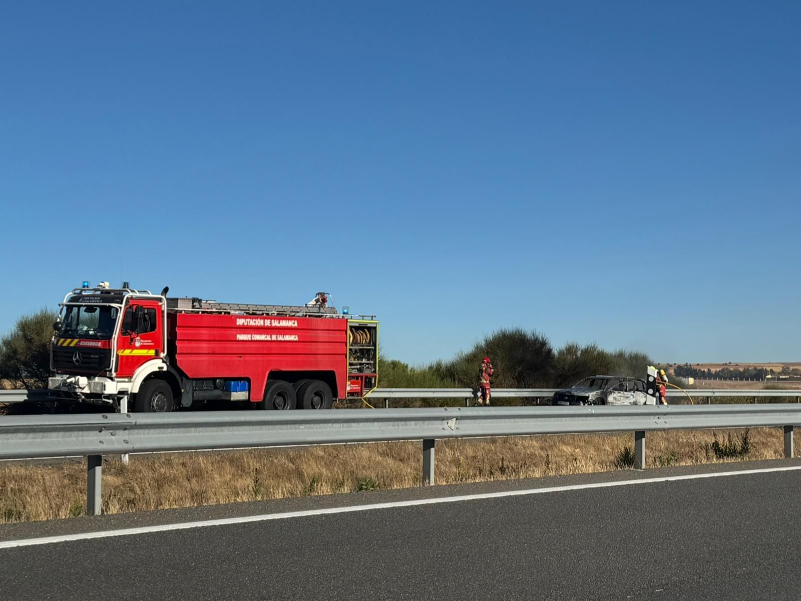 Un coche echa a arder en la autovía y moviliza a bomberos y Guardia Civil
