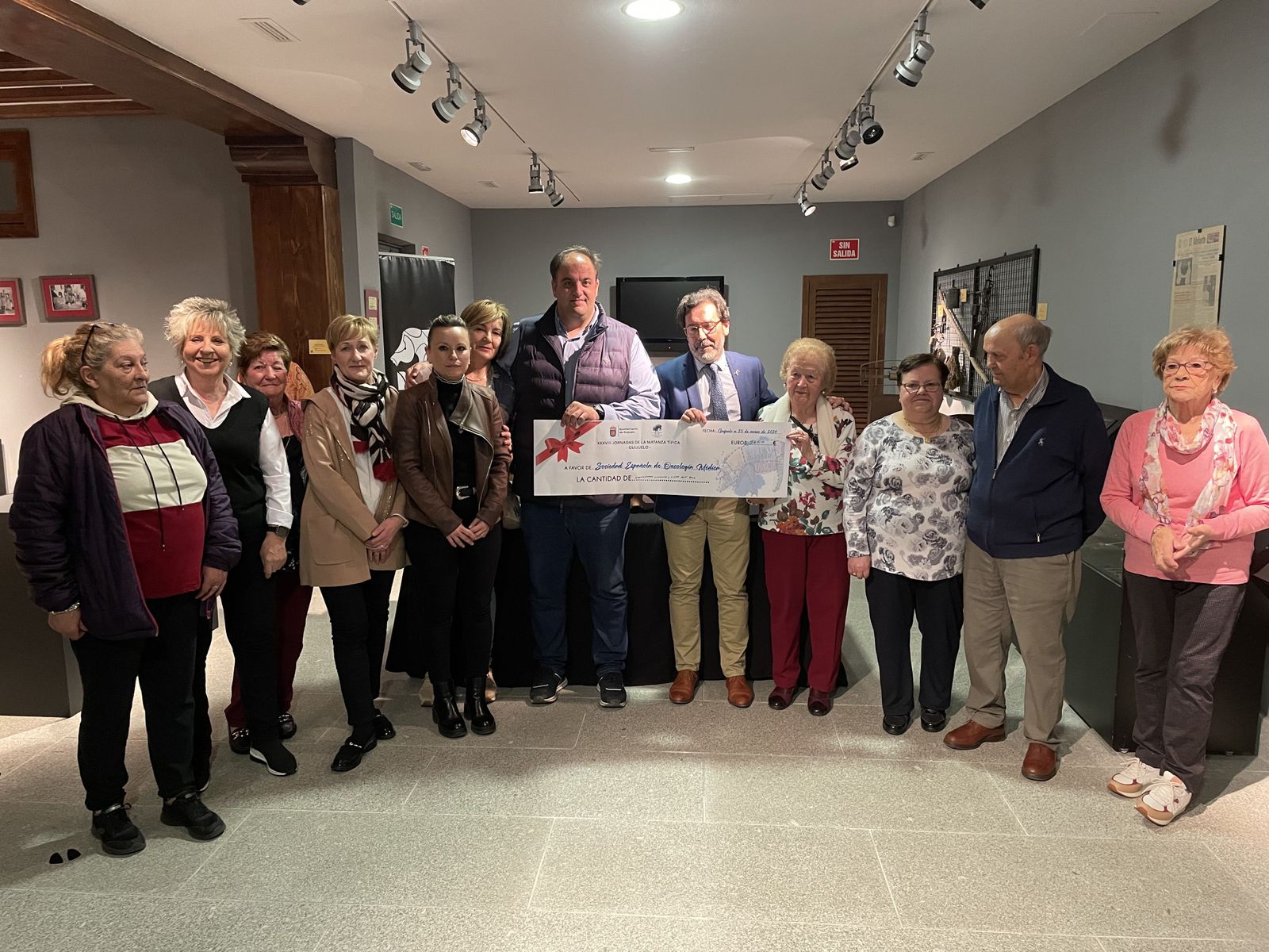 Entrega de la recaudación de la hucha solidaria de la Matanza de Guijuelo