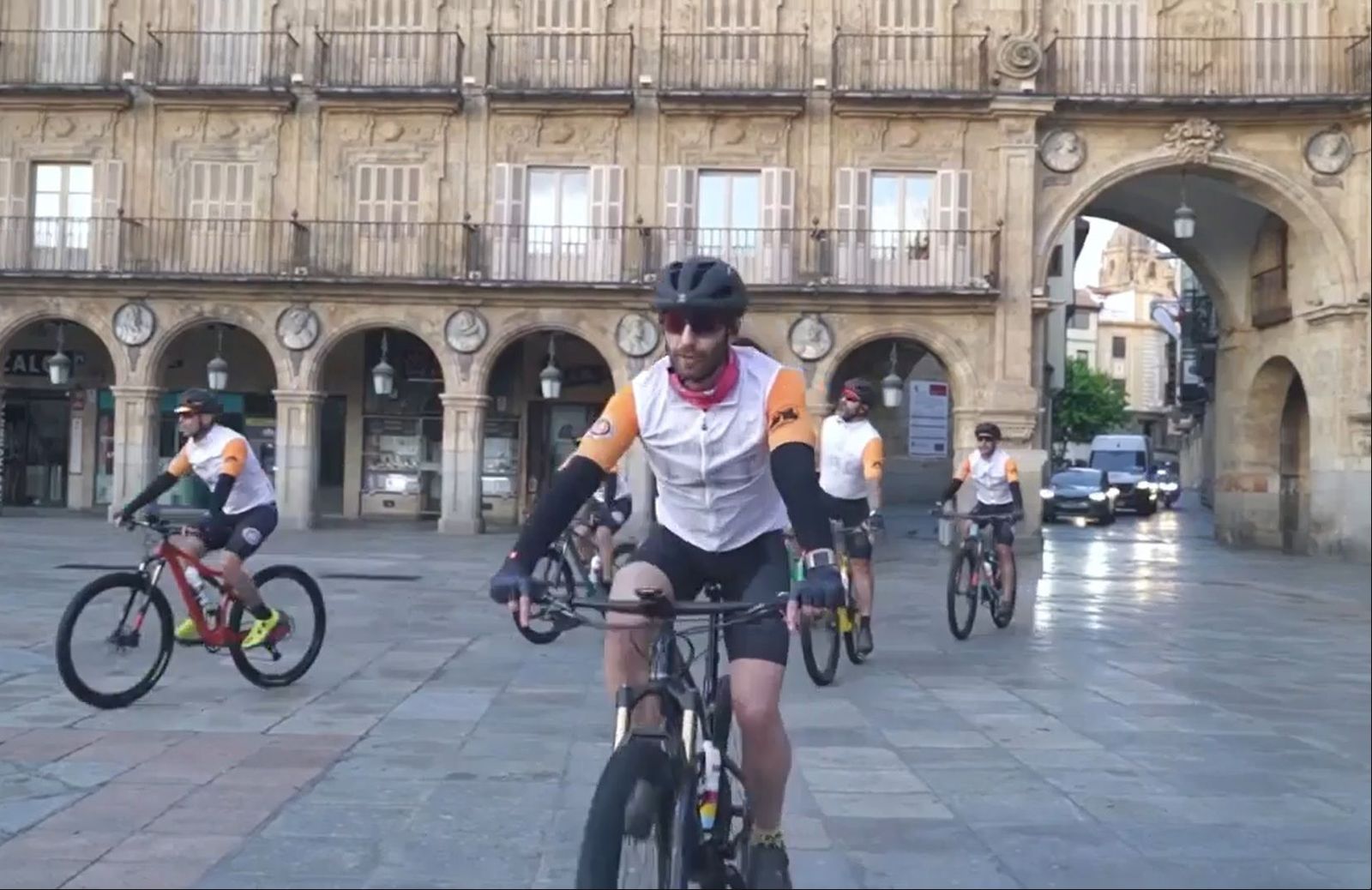 Dani Rovira en bici por la Plaza Mayor Imagen Instagram