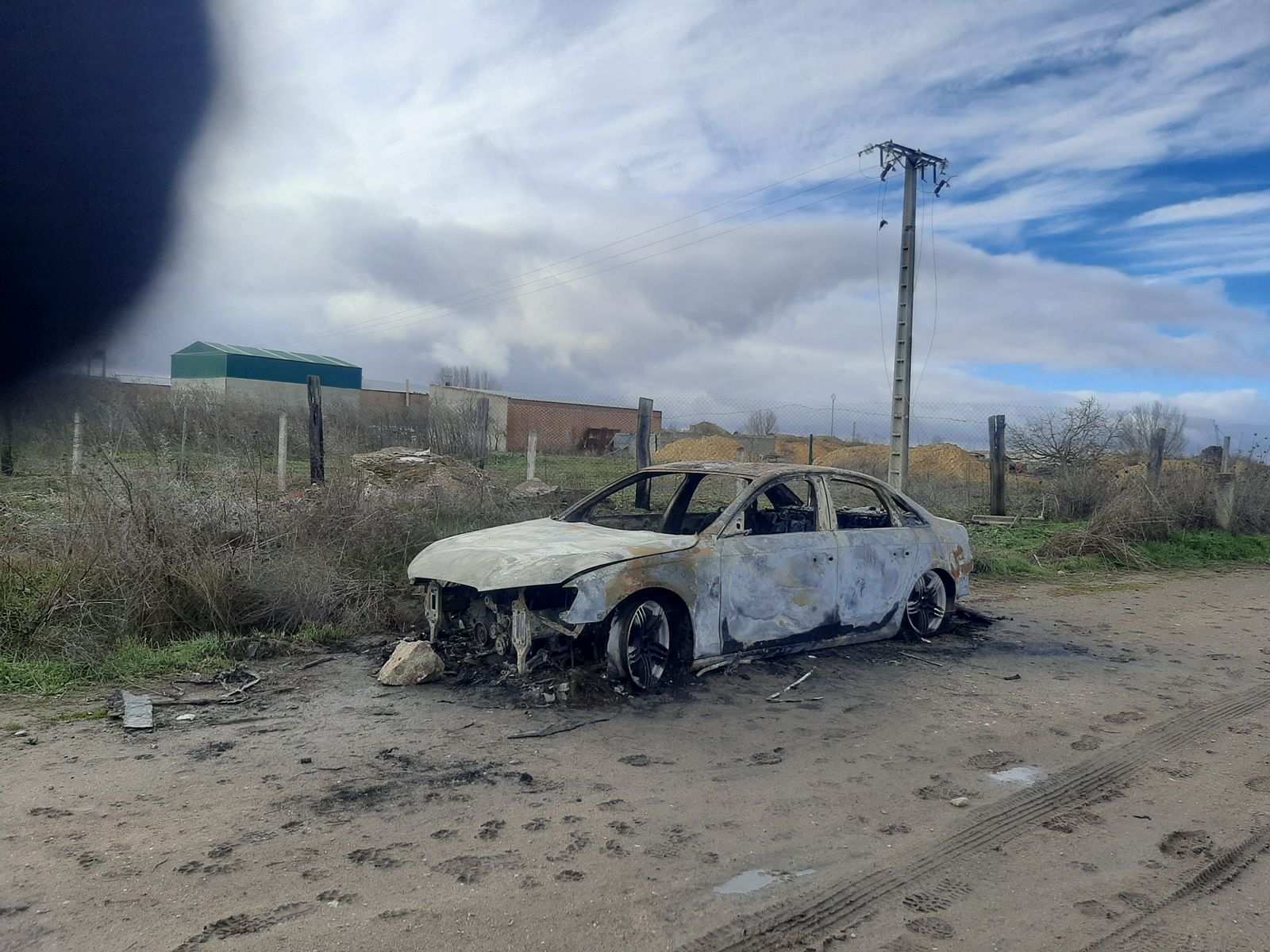 Aparece un coche robado, totalmente calcinado, en Villares de la Reina