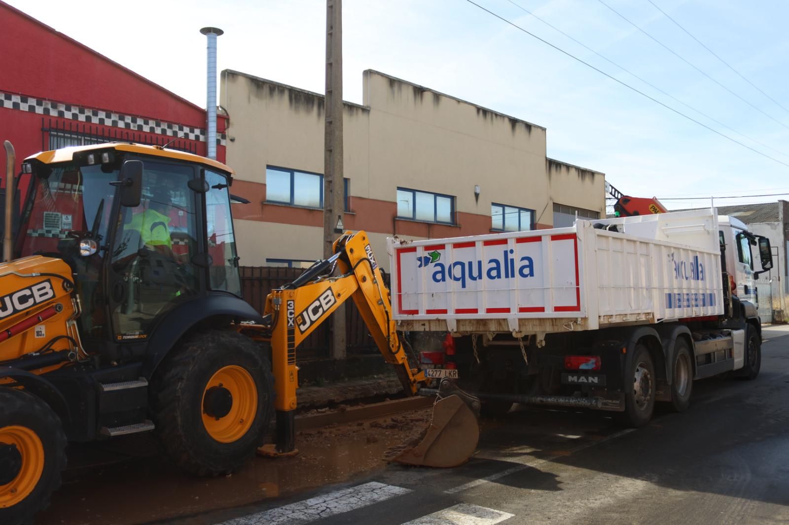 Un reventón de tubería en El Montalvo causa estragos durante la mañana de este domingo