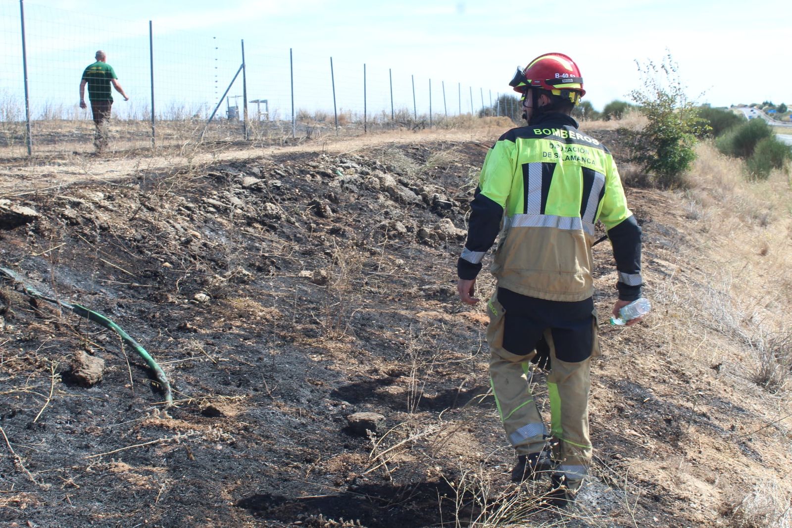 Bomberos trabajan en un incendio en Valdunciel  (7)